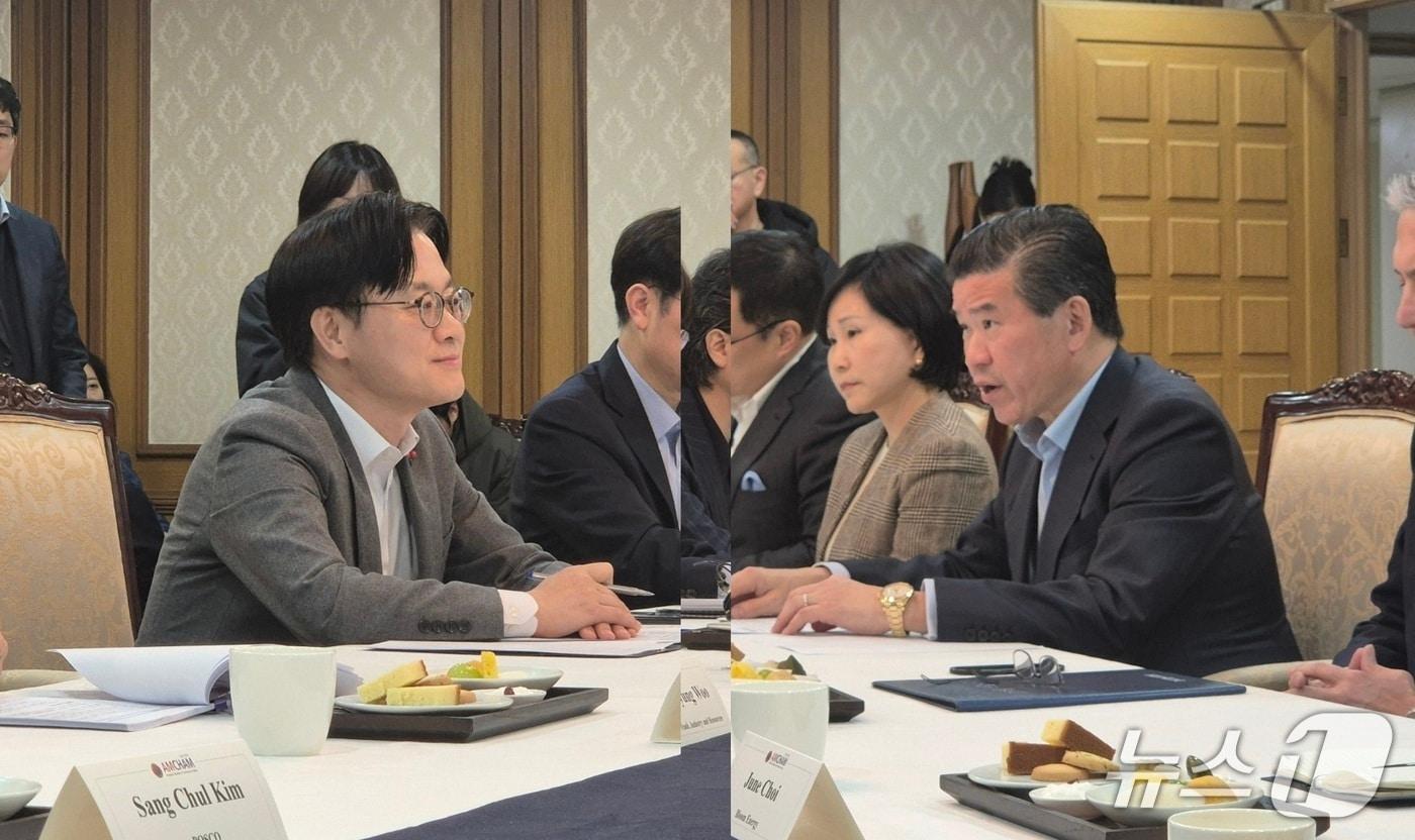 김정관 산업통상부 장관(왼쪽)과 제임스 김 주한미국상공회의소(AMCHAM·암참) 회장(오른쪽)이 9일 서울 광화문 정부청사에서 열린 간담회에서 발언하고 있다. 2026.1.9/뉴스1 최동현 기자