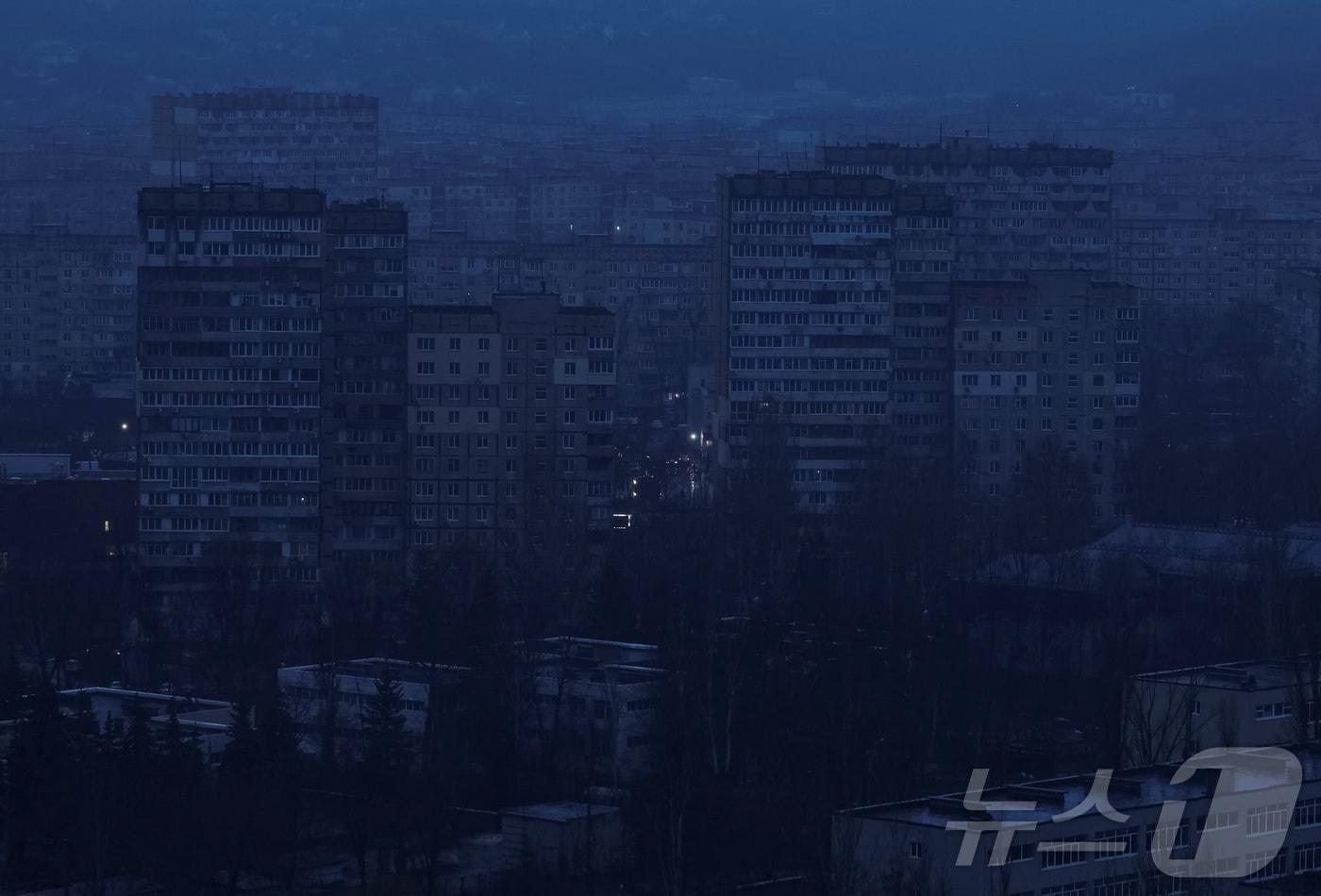 본문 이미지 - 러시아 공습으로 정전된 우크라이나 수도 키이우. 2026.01.08 ⓒ 로이터=뉴스1 ⓒ News1 이지예 객원기자