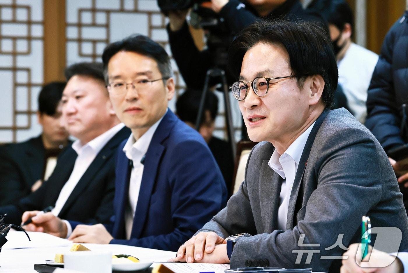 김정관 산업통상부 장관이 9일 서울 종로구 정부서울청사 무궁화홀에서 주한미국상공회의소(AMCHAM·암참) 주관으로 열린 간담회에서 발언하고 있다. (산업통상부 제공. 재판매 및 DB 금지) 2026.1.9/뉴스1 ⓒ News1 박지혜 기자