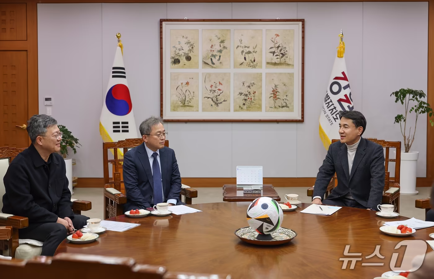 김진태 강원도지사는 9일 도청 통상상담실에서 박정하(사진 왼쪽)·송기헌 국회의원과 지역 핵심 현안에 대해 논의했다.(강원도 제공. 재판매 및 DB금지)/뉴스1