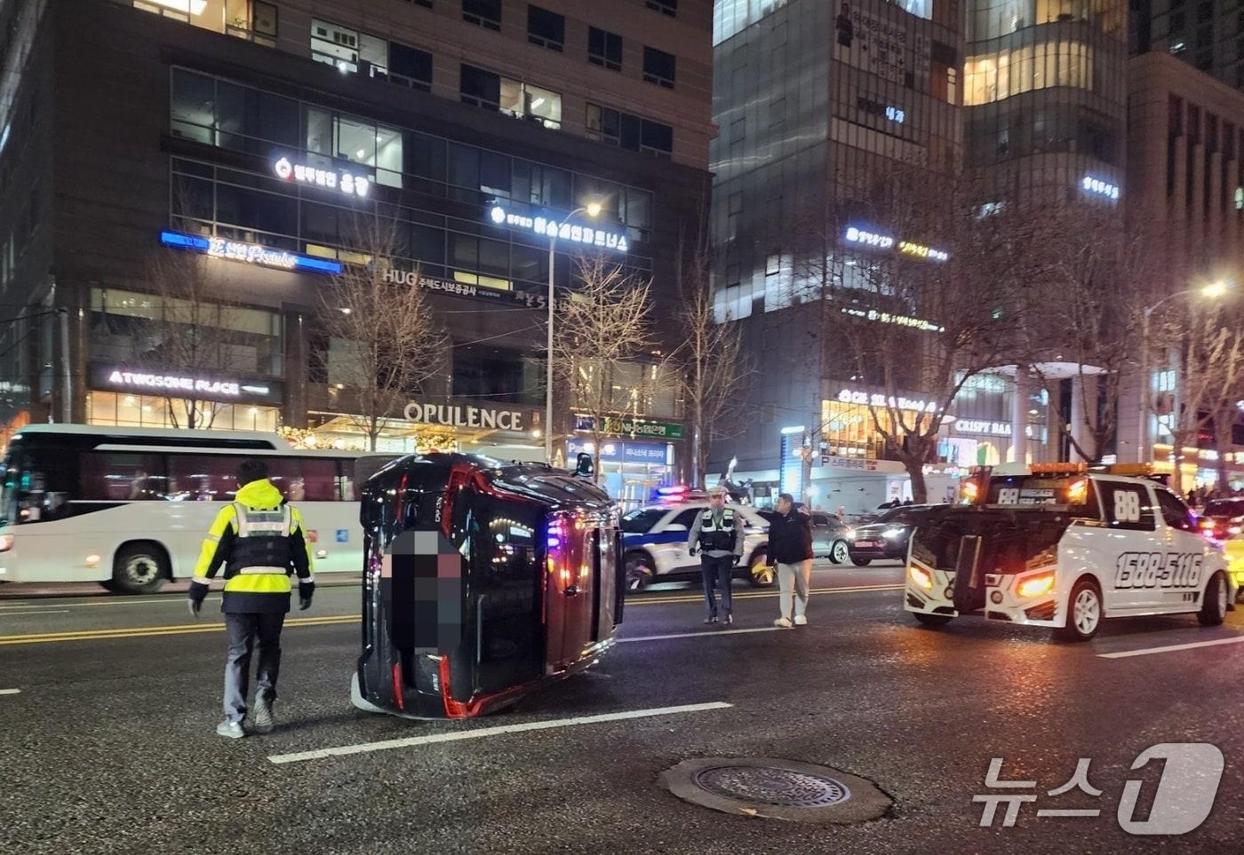 9일 오후 6시쯤 서초대로 위에 SUV 한 대가 우측으로 전복돼 있다. 2026.01.09/ⓒ 뉴스1 권진영 기자