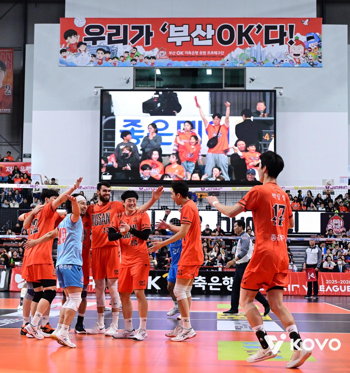 본문 이미지 -  OK저축은행이 현대캐피탈을 꺾었다.(KOVO제공)