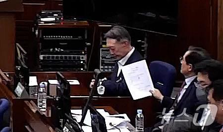 본문 이미지 - 윤석열 전 대통령이 9일 오후 서울 서초구 서울중앙지방법원에서 열린 내란 우두머리 혐의 1심 결심 공판에 출석해 시계를 보고 있다. (서울중앙지방법원 제공 영상 캡쳐. 재판매 및 DB 금지) 2026.1.9/뉴스1