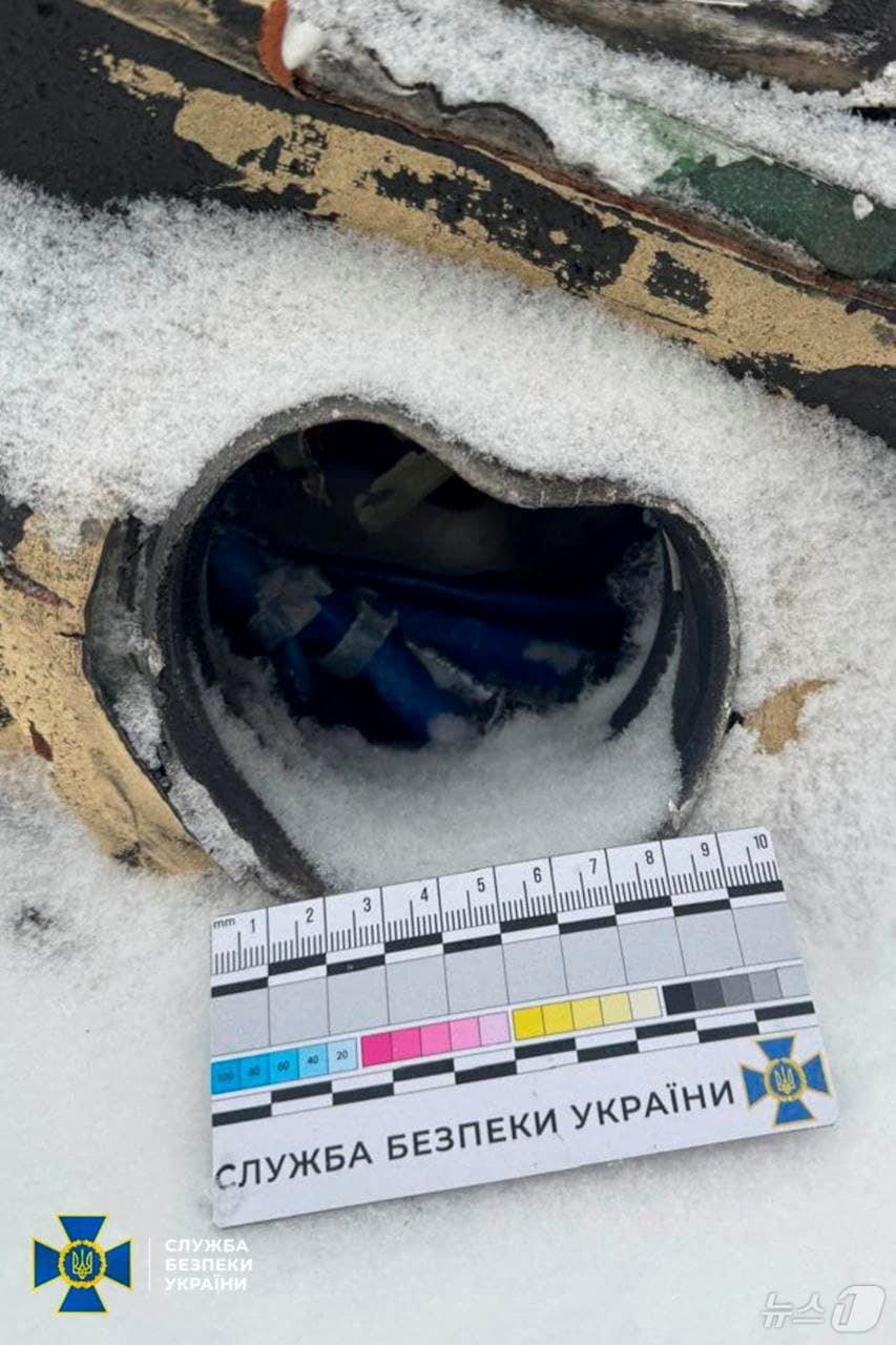 본문 이미지 - 9일(현지시간) 우크라이나 서부 르비우에 떨어진 러시아의 극초음속 오레슈니크 미사일 파편. 사진은 우크라이나 보안국 제공. 2026.01.09 ⓒ 로이터=뉴스1 ⓒ News1 김지완 기자