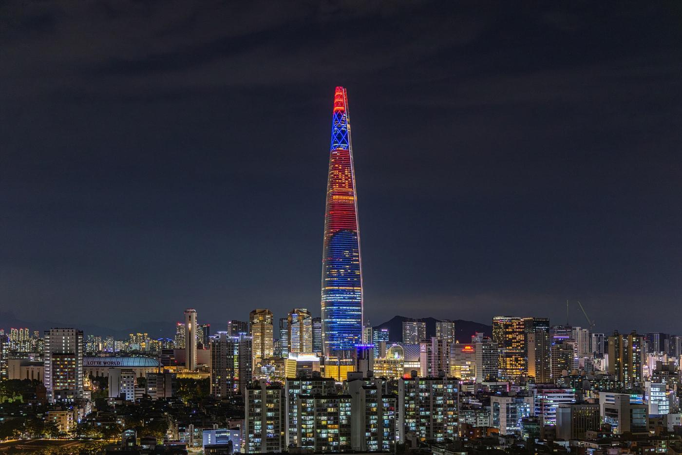 본문 이미지 - 롯데월드타워가 오는 3일 개천절을 맞아 555m 초대형 태극기로 변신한다. (롯데물산 제공)