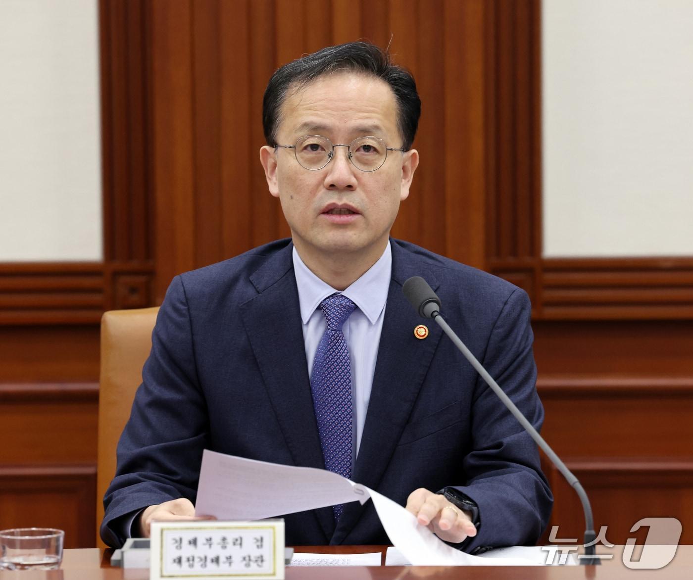 본문 이미지 - 이형일 부총리 겸 재정경제부 장관이 1일 서울 종로구 정부서울청사에서 열린 비상경제본부 회의 겸 경제장관회의에서 모두발언 하고 있다. ⓒ 뉴스1 이종덕 기자