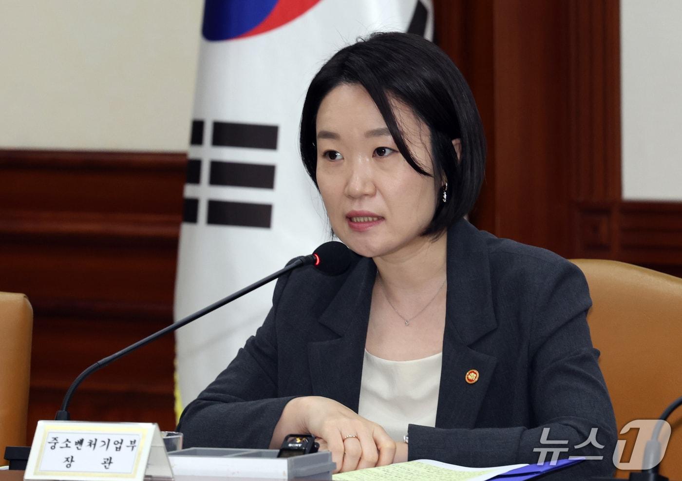 본문 이미지 - 이소영 중소벤처기업부 장관이 1일 서울 종로구 정부서울청사에서 열린 비상경제본부 회의 겸 경제장관회의에서 온누리상품권 관련 발언 하고 있다. 2026.10.1 ⓒ 뉴스1 이종덕 기자
