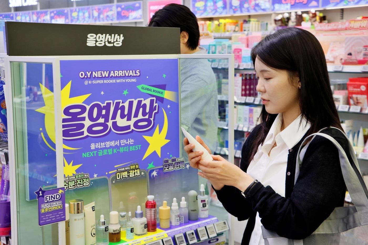 본문 이미지 - 올리브영 대학로중앙점 '올영신상' 매대에서 고객이 'K-슈퍼루키 위드 영' 3기 선정 브랜드 제품을 살펴보고 있다.(CJ올리브영 제공)