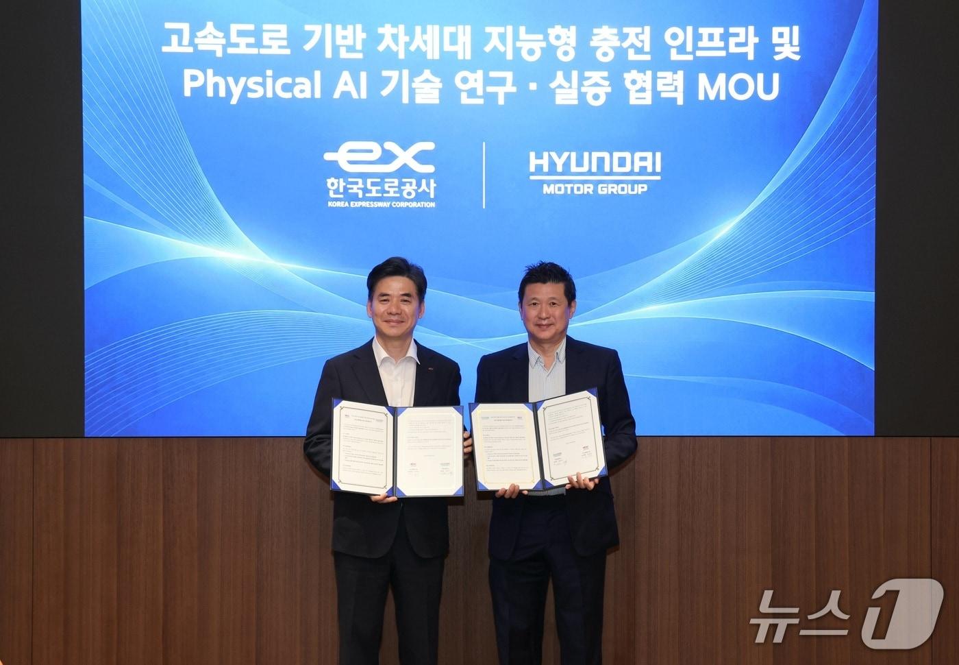 본문 이미지 -  9월 30일 서울 현대자동차 본사에서 조성민 한국도로공사 도로교통연구원장(왼쪽)과 정호근 현대자동차그룹 미래전략본부장(오른쪽)이 업무협약 체결 후 기념 촬영을 하고 있다.(도로공사 제공)