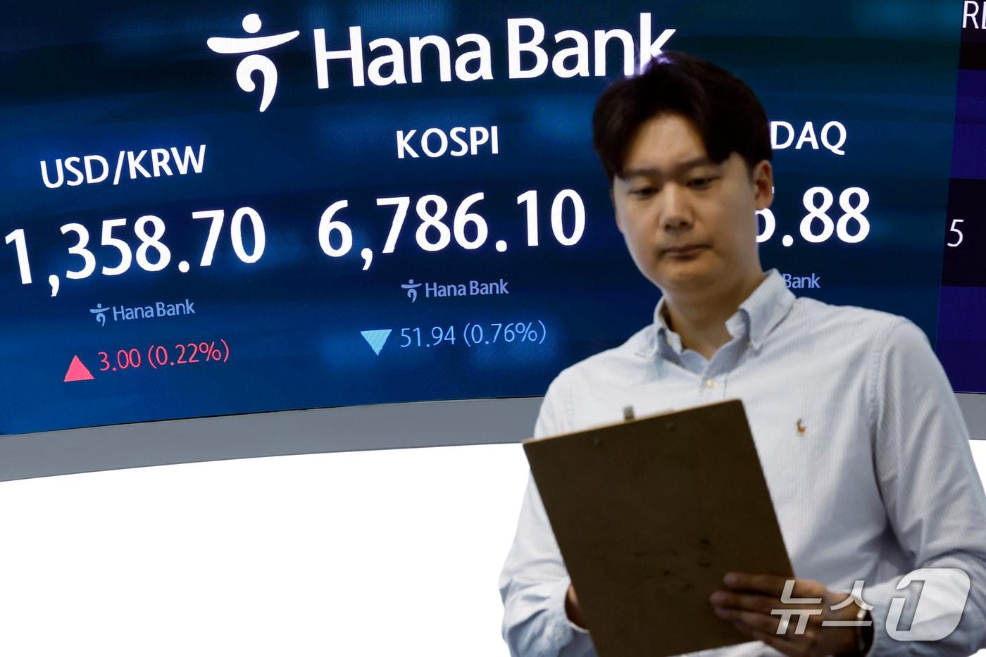 본문 이미지 - 1일 오전 서울 중구 하나은행 본점 딜링룸 전광판에 코스피 등 시황이 표시되고 있다. ⓒ 뉴스1 박정호 기자