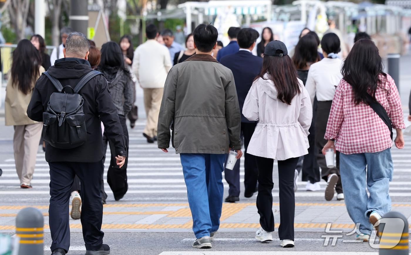 본문 이미지 - 서울 아침 기온이 12도를 기록하며 쌀쌀한 가을 날씨를 보인 1일 오전 서울 종로구 광화문 네거리에서 직장인들이 출근을 하고 있다. 2026.10.1 ⓒ 뉴스1 김성진 기자