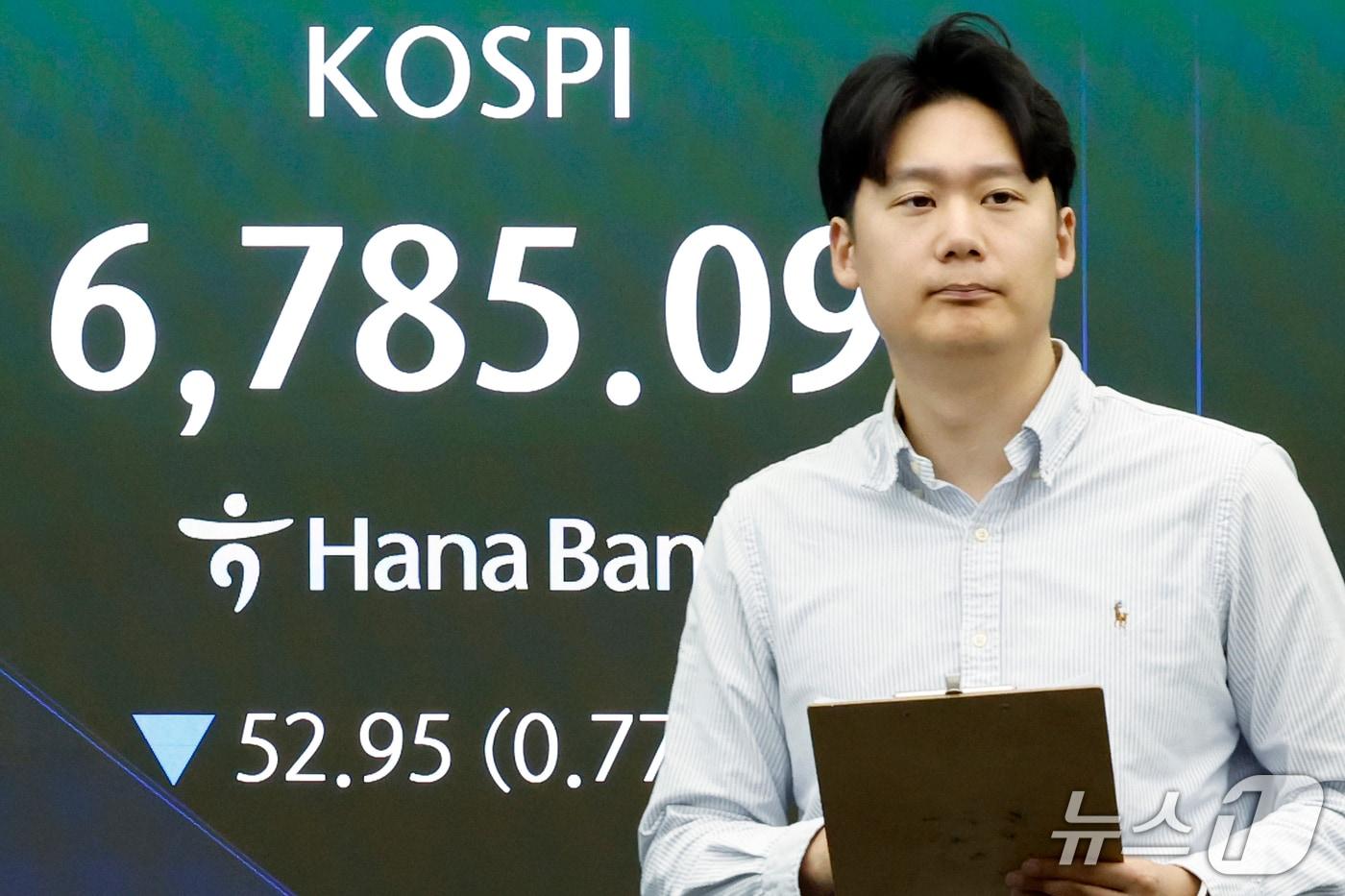 본문 이미지 - 1일 오전 서울 중구 하나은행 본점 딜링룸 전광판에 코스피 등 시황이 표시되고 있다. 이날 코스피는 전일 종가와 비교해 45.69포인트(p)(0.67%) 하락한 6792.35, 코스닥은 전일 대비 0.08포인트(p)(0.01%) 하락한 855.83, 서울외환시장에서 달러·원 환율은 전일 오후 3시 30분 주간 종가 대비 5.8원 오른 1358.60원을 기록했다. 2026.10.1 ⓒ 뉴스1 박정호 기자