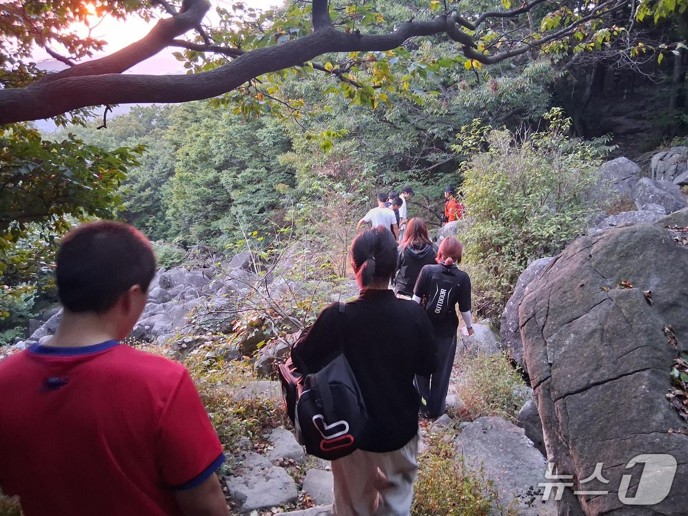 본문 이미지 - 9월 30일 오후 4시 20분쯤 전남광주 동구 무등산 용추폭포 인근에서 길을 잃은 학생들이 산악구조대 등에 의해 구조되고 있다. (전남광주통합소방본부 제공. 재판매 및 DB 금지)