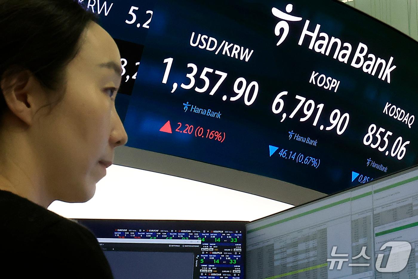 본문 이미지 - 1일 오전 서울 중구 하나은행 본점 딜링룸 전광판에 코스피 등 시황이 표시되고 있다. 2026.10.1 ⓒ 뉴스1 박정호 기자