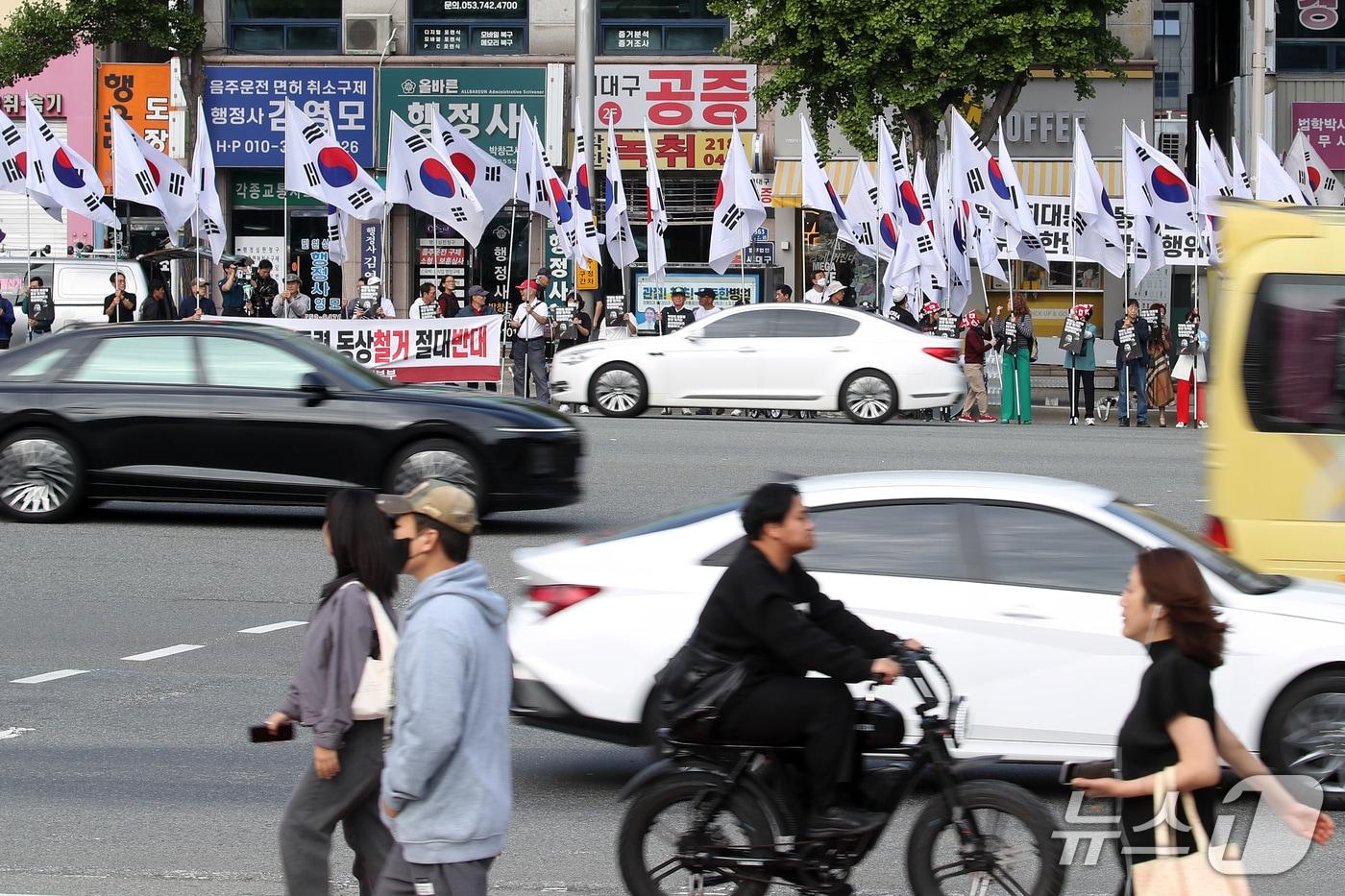 본문 이미지 - 1일 오전 대구 수성구 대구법원 앞에서 동대구역에 설치된 박정희 전 대통령 동상 철거를 반대하는 집회가 열리고 있다. 이날 법원에서는 국가철도공단이 대구시를 상대로 제기한 구조물 인도 청구 소송에 대한 1심 선고가 열린다. 2026.10.1 ⓒ 뉴스1 공정식 기자