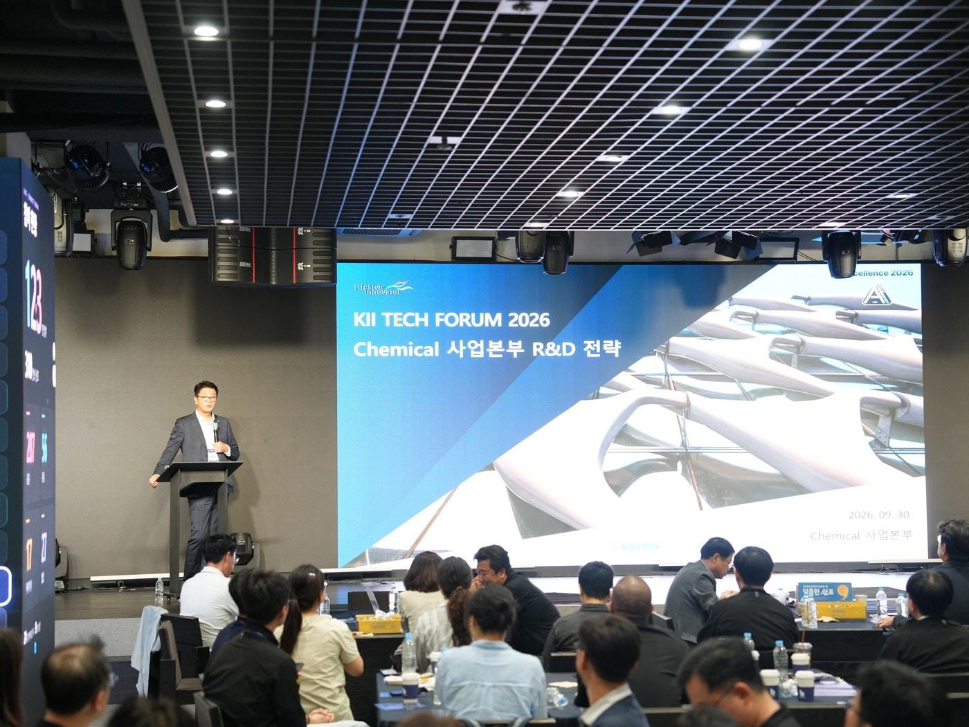 본문 이미지 - 코오롱인더스트리 케미칼 사업본부 이정준 본부장이 지난달 30일 서울 마곡 엠시그니처 빌딩에서 열린 '테크 포럼 2026'에서 R&D 전략을 발표하고 있다.(코오롱인더스트리 제공)/뉴스1