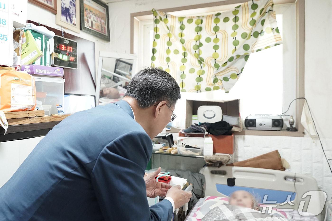 본문 이미지 - 신상진 성남시장이 대상 어르신 자택을 방문해 건강상태를 살피고 격려했다. (성남시 제공. 재판매 및 DB금지)   