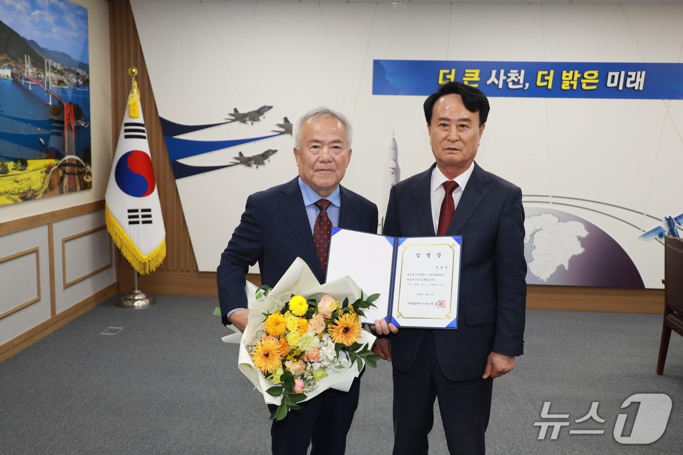 본문 이미지 - 차재근 사천문화재단 대표(왼쪽)가 1일 박동식 사천시장으로부터 임명장을 받고 있다(사천시 제공. 재판매 및 DB 금지).