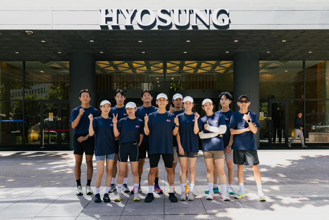 본문 이미지 - 효성티앤씨 임직원과 러닝 인플루언서 스톤이 SMTOWN RUN에 후원한 공식 러닝 티셔츠로 사전 필드 테스트를 진행했다.(효성티앤씨 제공. 재판매 및 DB 금지) 2026.10.1/뉴스1