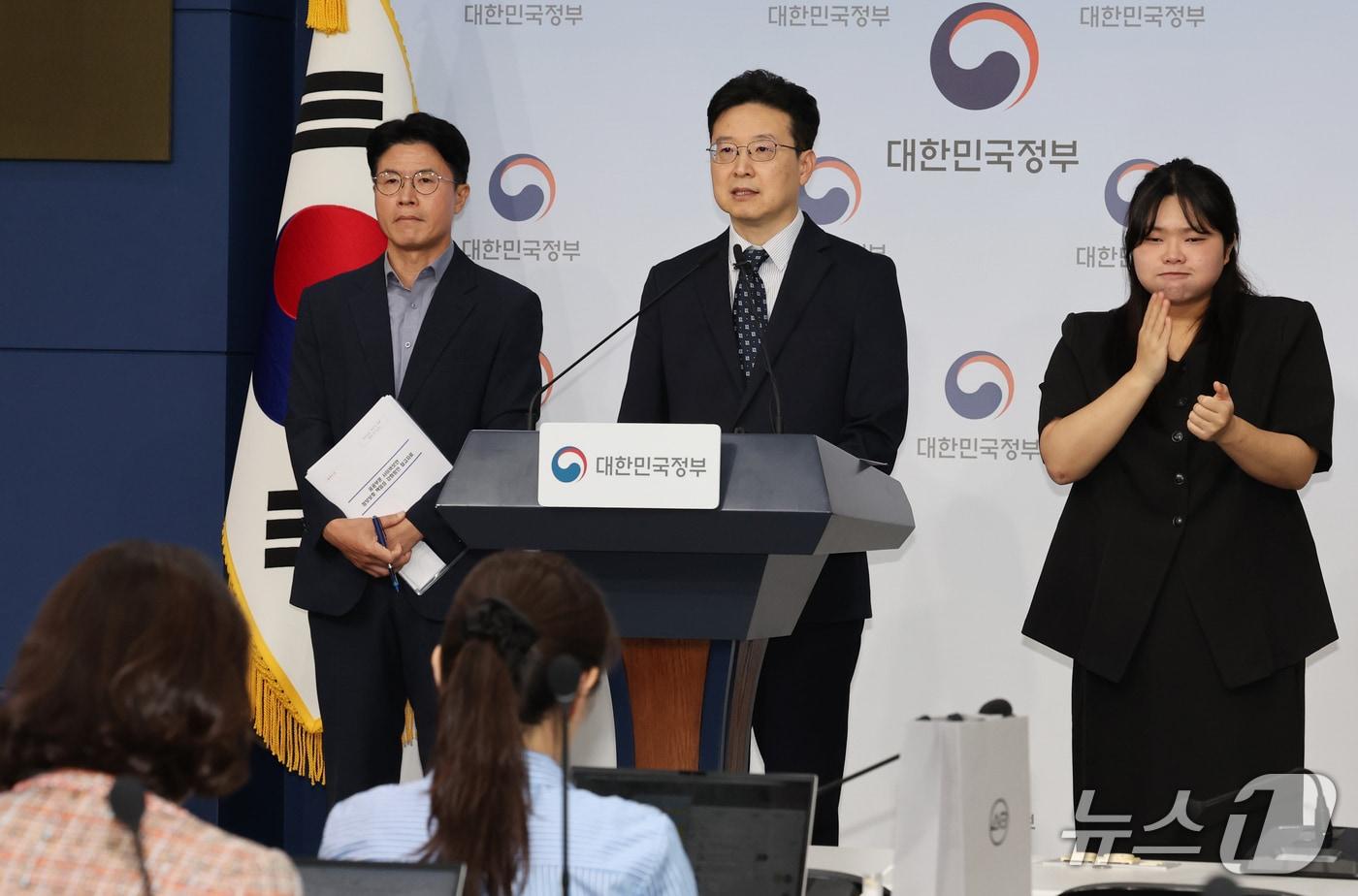본문 이미지 - 황규철 행정안전부 인공지능정부실장이 1일 서울 종로구 정부서울청사에서 공공부문 사이버보안 책임성 강화방안 관련 브리핑을 하고 있다. 정부는 위중한 정보 유출사고에 대해 기관장 책임 명문화 및 징계 기준 상향 방안을 발표했다. 2026.10.1 ⓒ 뉴스1 이종덕 기자
