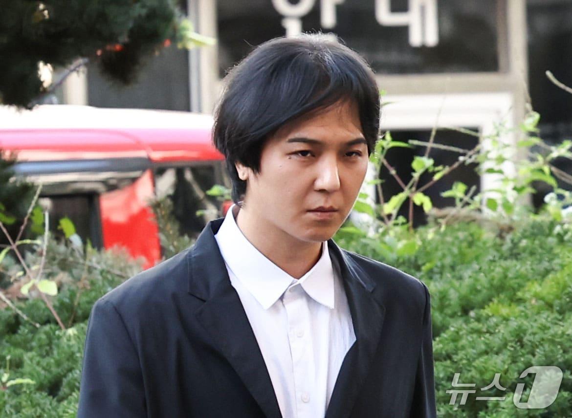 본문 이미지 - 병역법 위반 혐의를 받는 가수 송민호가 1일 오전 서울 마포구 서울서부지방법원에서 열린 1심 선고공판에 출석하고 있다. 2026.10.1 ⓒ 뉴스1 이종수 기자