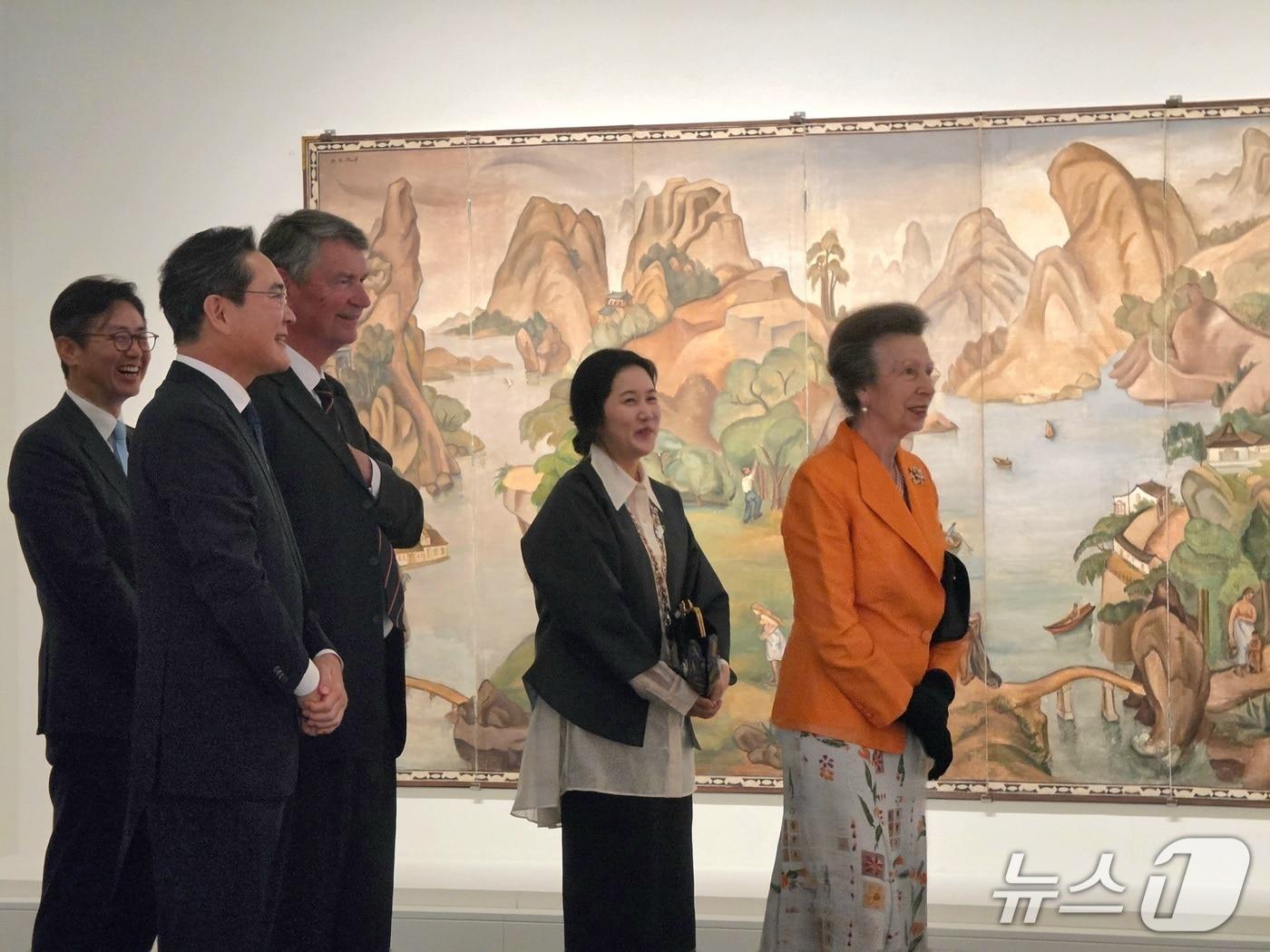 본문 이미지 -  이재용 삼성전자 회장과 앤 공주, 앤 공주의 남편 티머시 로런스 경이 KH컬렉션 순회전을 둘러보고 있다. (삼성전자 제공)