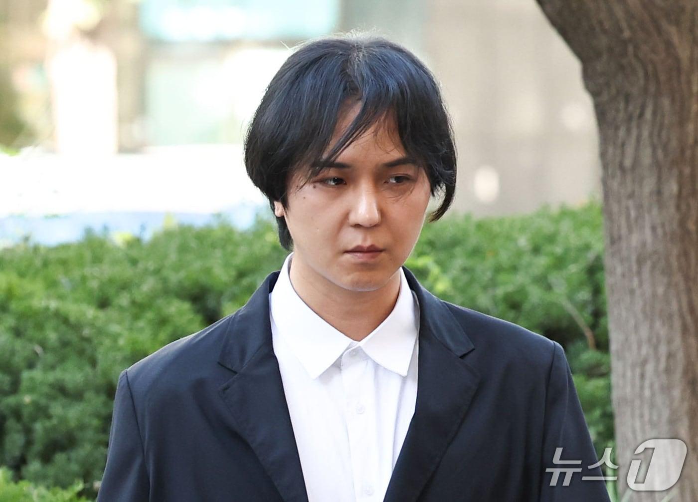 본문 이미지 - 병역법 위반 혐의를 받는 가수 송민호가 1일 오전 서울 마포구 서울서부지방법원에서 열린 1심 선고공판에 출석하고 있다. 2026.10.1 ⓒ 뉴스1 이종수 기자