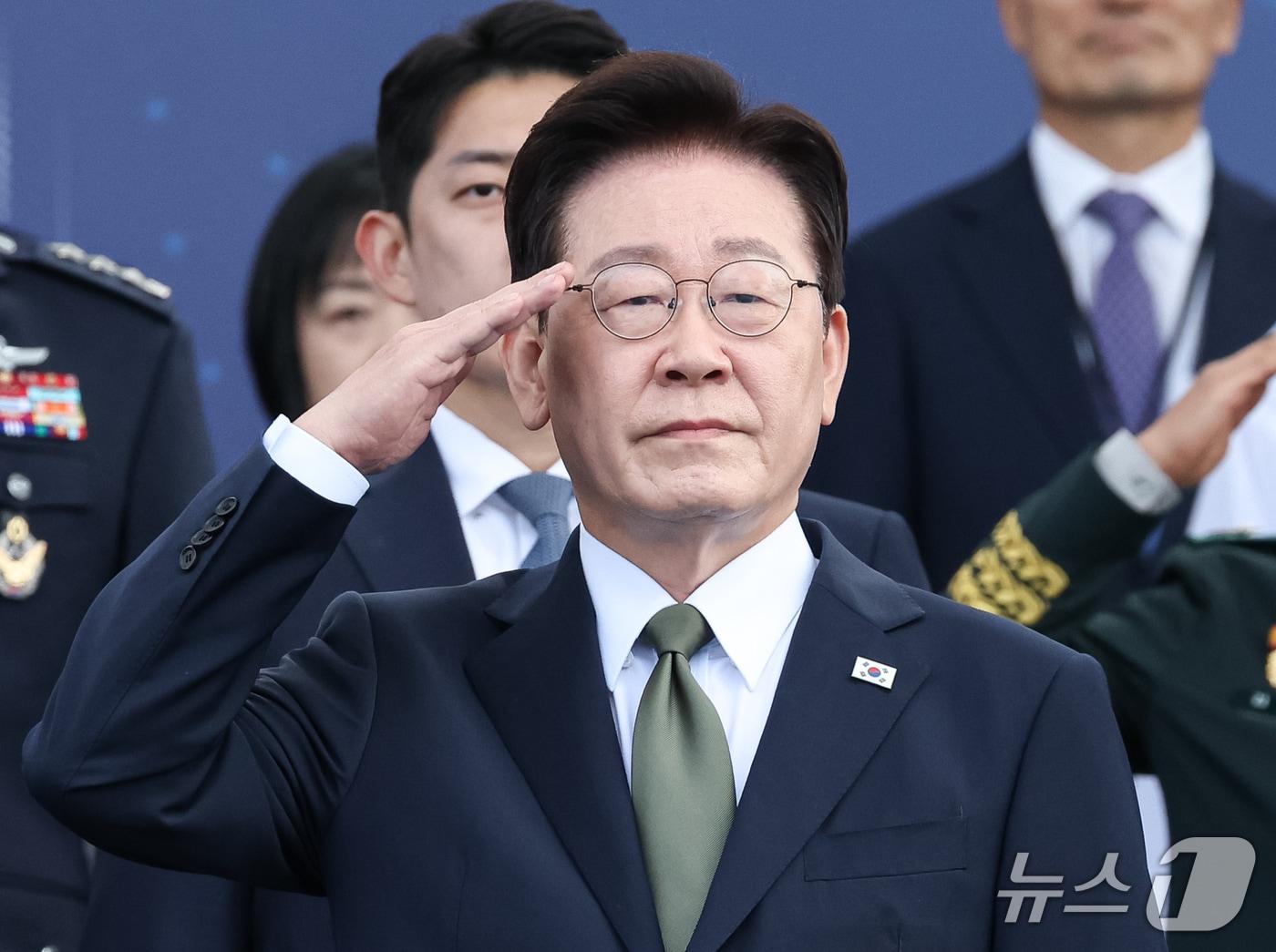 본문 이미지 - 이재명 대통령이 1일 충남 계룡대 활주로에서 열린 제78회 국군의 날 기념식에서 거수경례를 하고 있다. (청와대통신사진기자단) 2026.10.1 ⓒ 뉴스1 이재명 기자