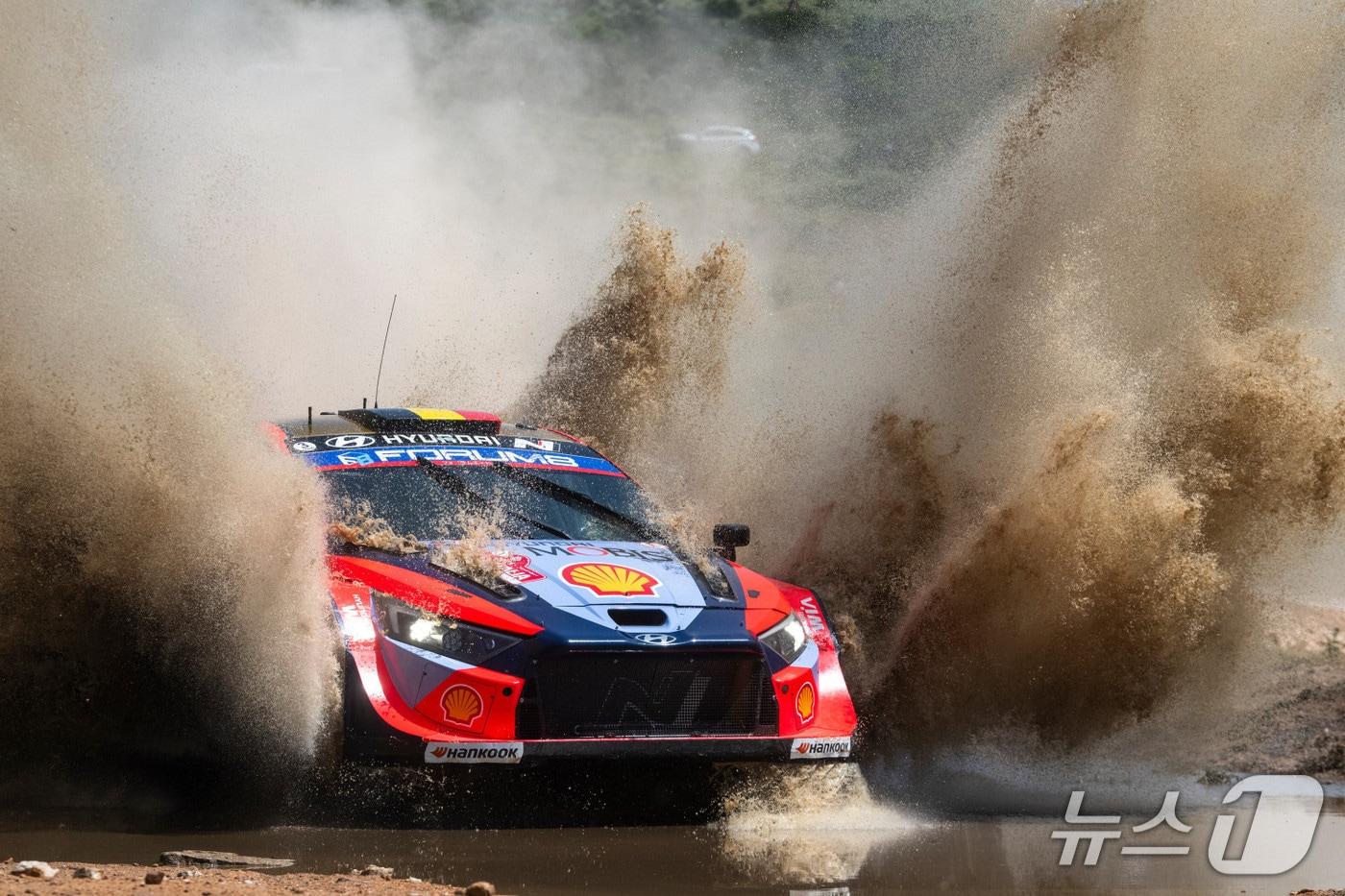 본문 이미지 - 지난해 6월 이탈리아 사르데냐에서 열린 월드 랠리 챔피언십(WRC) 2026시즌 6라운드 '사르데냐 랠리'에 '현대 쉘 모비스 월드 랠리'팀 차량이 출전한 모습(자료사진. 한국타이어앤테크놀로지 제공). 2025.6.5.