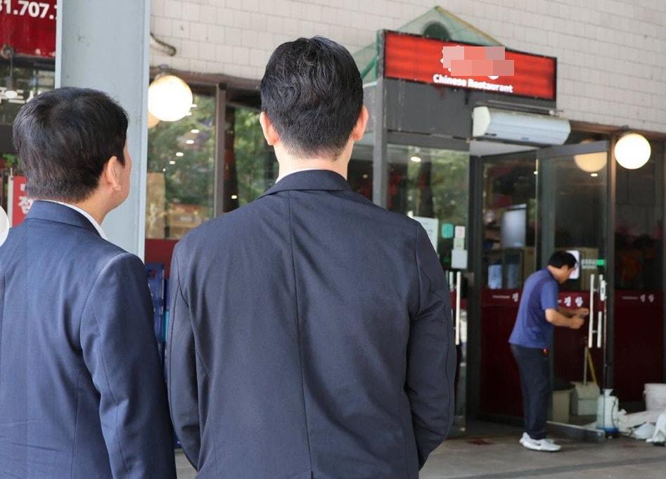 본문 이미지 - 안철수 국민의힘 의원은 1일 SNS에 래커 테러를 당한 경기도 성남 분당의 중식당을 찾아 업주를 위로했음을 알렸다. '시진핑'이라는 간판을 걸었다는 이유로 중국인들로부터 래커 테러를 당한 업주는 가게 이름을  '진O'으로 교체했다. (SNS 갈무리. 재판매 및 DB 금지) ⓒ 뉴스1