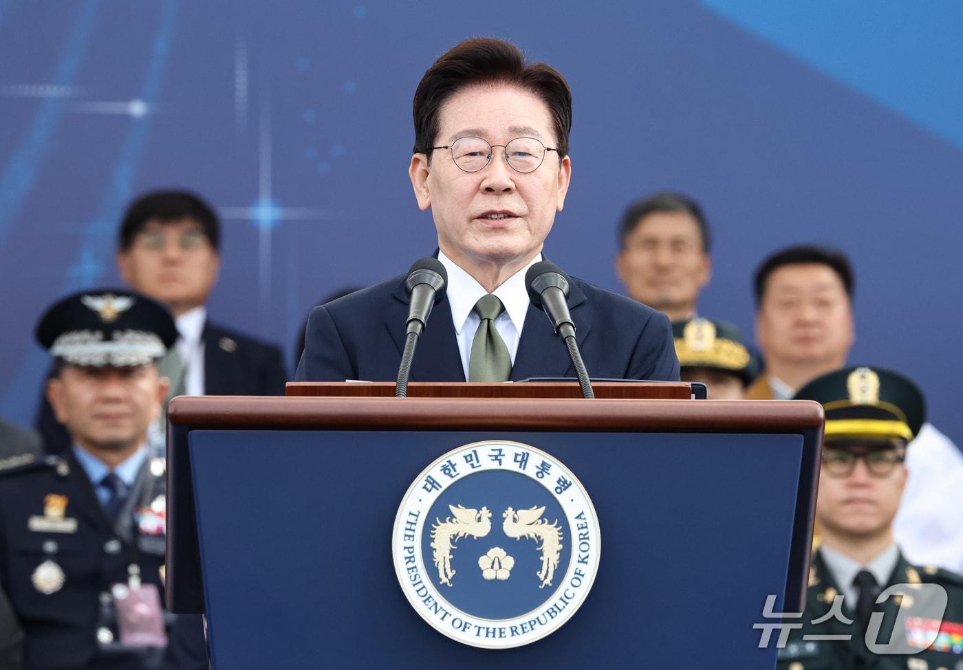 본문 이미지 - 이재명 대통령이 1일 충남 계룡대 활주로에서 열린 제78회 국군의 날 기념식에서 기념사를 하고 있다. (청와대통신사진기자단) 2026.10.1 ⓒ 뉴스1 이재명 기자