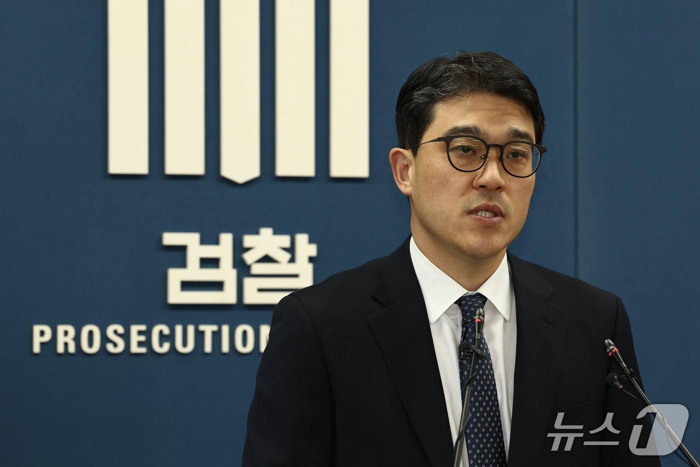 본문 이미지 - 나희석 공정거래조사부 부장검사가 1일 서울 서초구 서울고등검찰청 브리핑룸에서 석유화학제품 담합 사건 수사 결과를 발표하고 있다. 2026.10.1 ⓒ 뉴스1 최지환 기자
