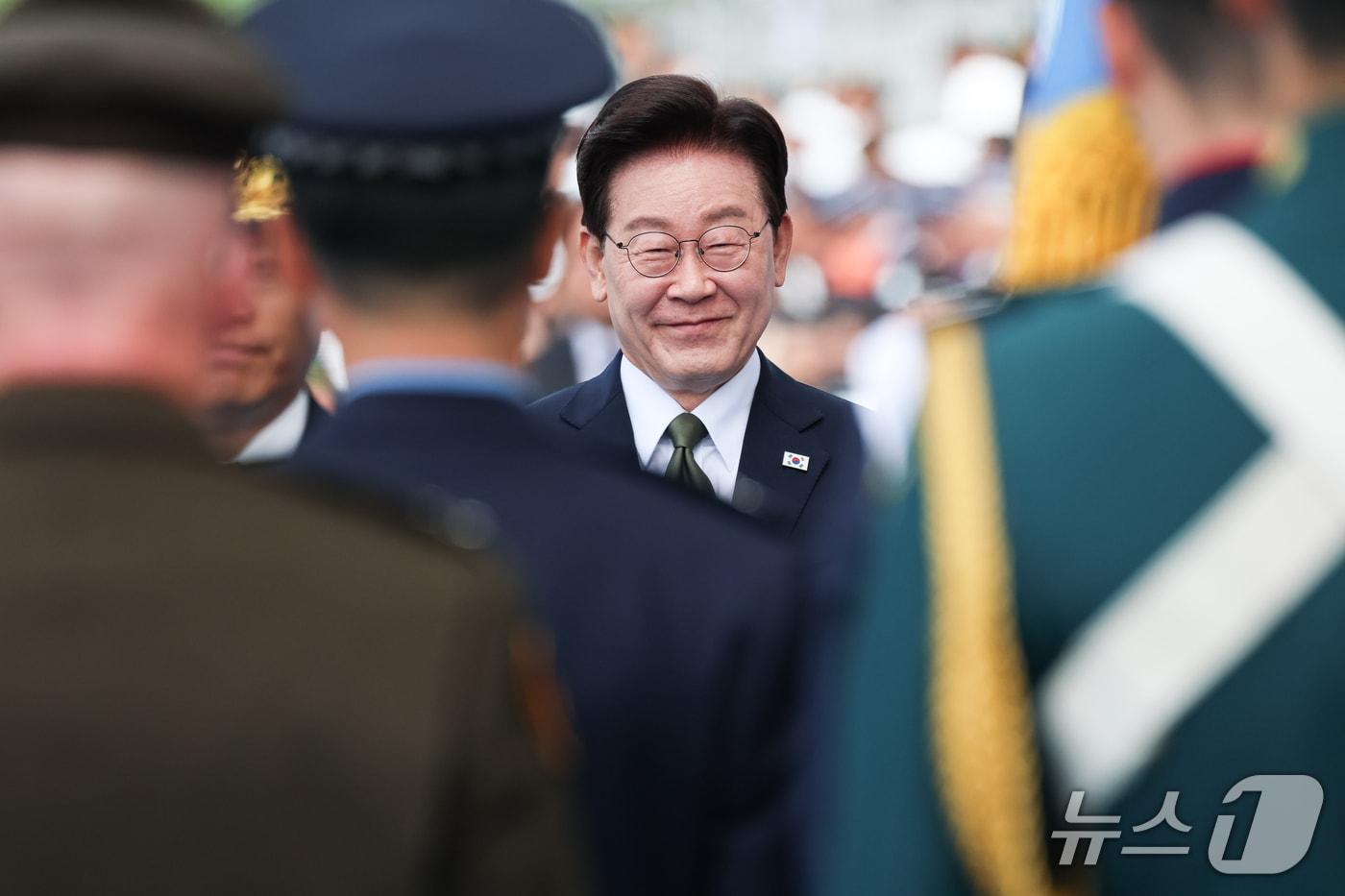 본문 이미지 - 이재명 대통령이 1일 충남 계룡대 활주로에서 열린 제78회 국군의 날 기념식에서 유공자 포상 중 미소를 짓고 있다 (청와대통신사진기자단) 2026.10.1 ⓒ 뉴스1 이재명 기자