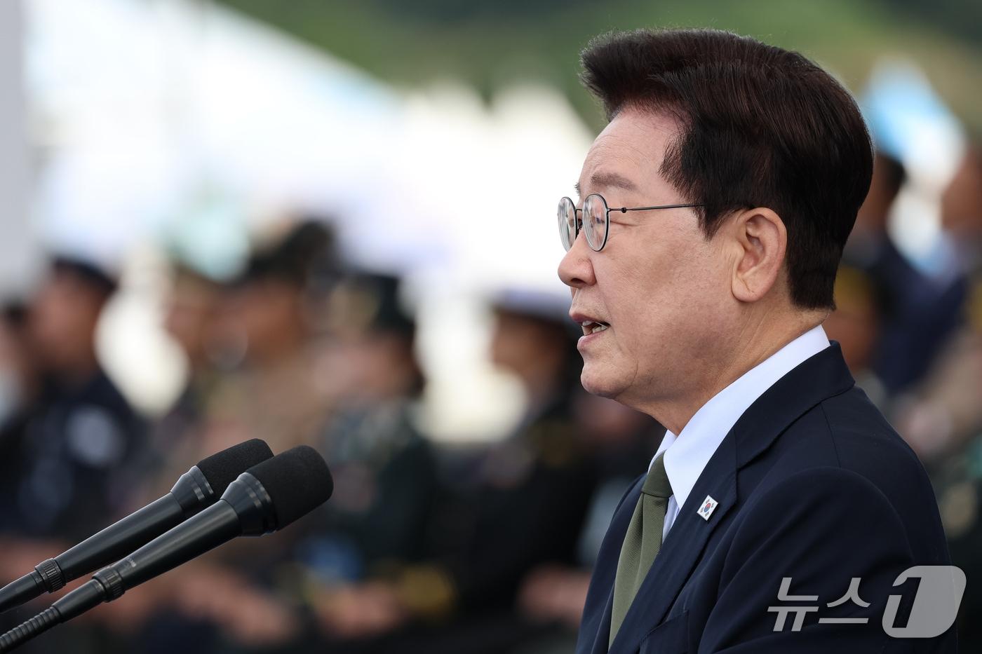 본문 이미지 - 이재명 대통령이 1일 충남 계룡대 활주로에서 열린 제78회 국군의 날 기념식에서 기념사를 하고 있다. (청와대통신사진기자단) 2026.10.1 ⓒ 뉴스1 이재명 기자
