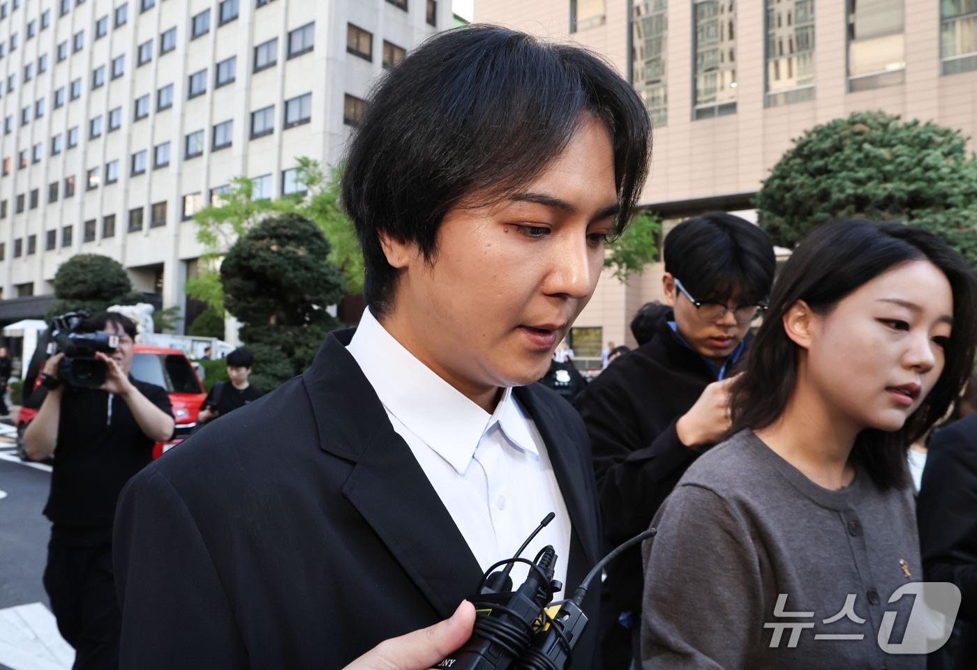본문 이미지 - 병역법 위반 혐의를 받는 가수 송민호가 지난 1일 오전 서울 마포구 서울서부지방법원에서 열린 1심 선고공판을 마치고 법원을 나서고 있다. 2026.10.1 ⓒ 뉴스1 이종수 기자