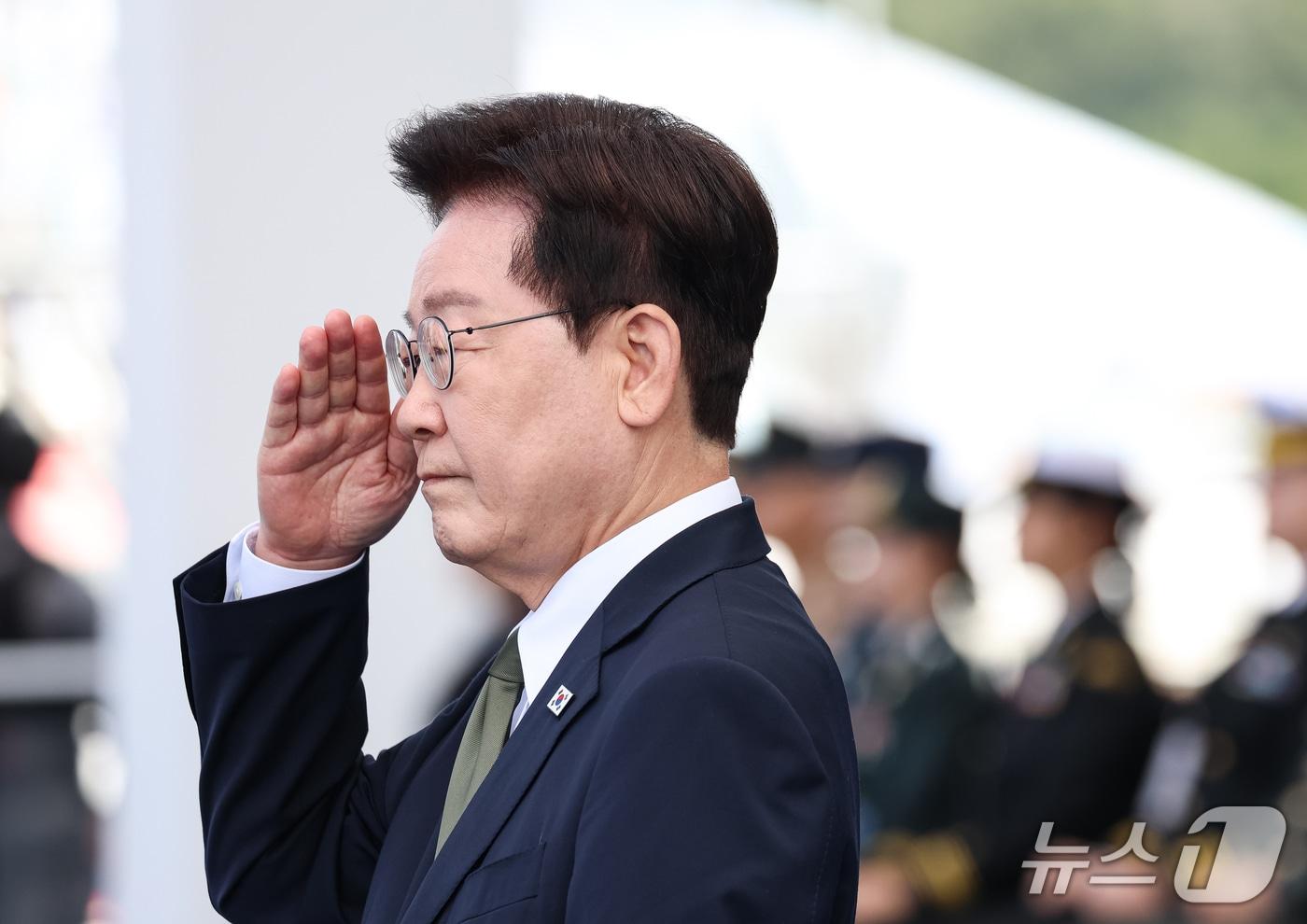 본문 이미지 - 이재명 대통령이 1일 충남 계룡대 활주로에서 열린 제78회 국군의 날 기념식에서 기념사를 마친 후 거수경례를 하고 있다. (청와대통신사진기자단) 2026.10.1 ⓒ 뉴스1 이재명 기자