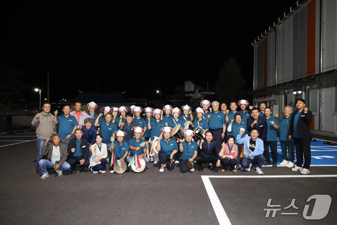 본문 이미지 - 문정우 금산군수 읍면 금산농악 시연 연습 현장 순회 격려 기념 사진 (금산군 제공. 재판매 및 DB금지) /뉴스1