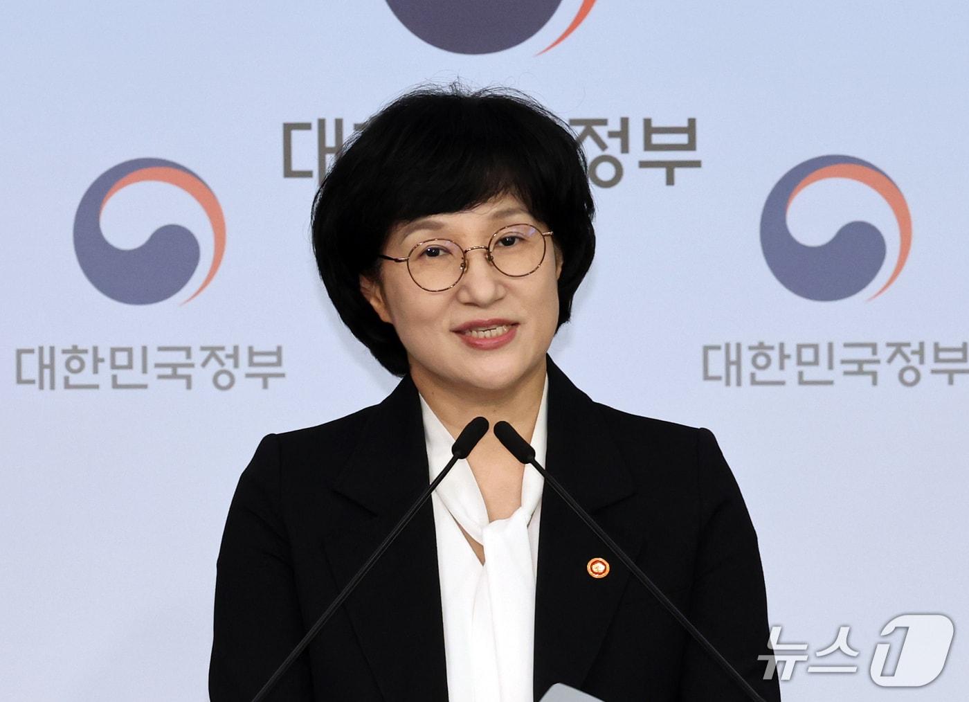 본문 이미지 - 원민경 성평등가족부장관이 1일 서울 종로구 정부서울청사에서 성평등가족부 출범 1년 브리핑을 하고 있다. 원민경 장관은 출범2년차에는 지난 1년의 변화를 넘어 국민이 일상에서 체감하는 성과를 만들겠다고 밝혔다. 2026.10.1 ⓒ 뉴스1 이종덕 기자