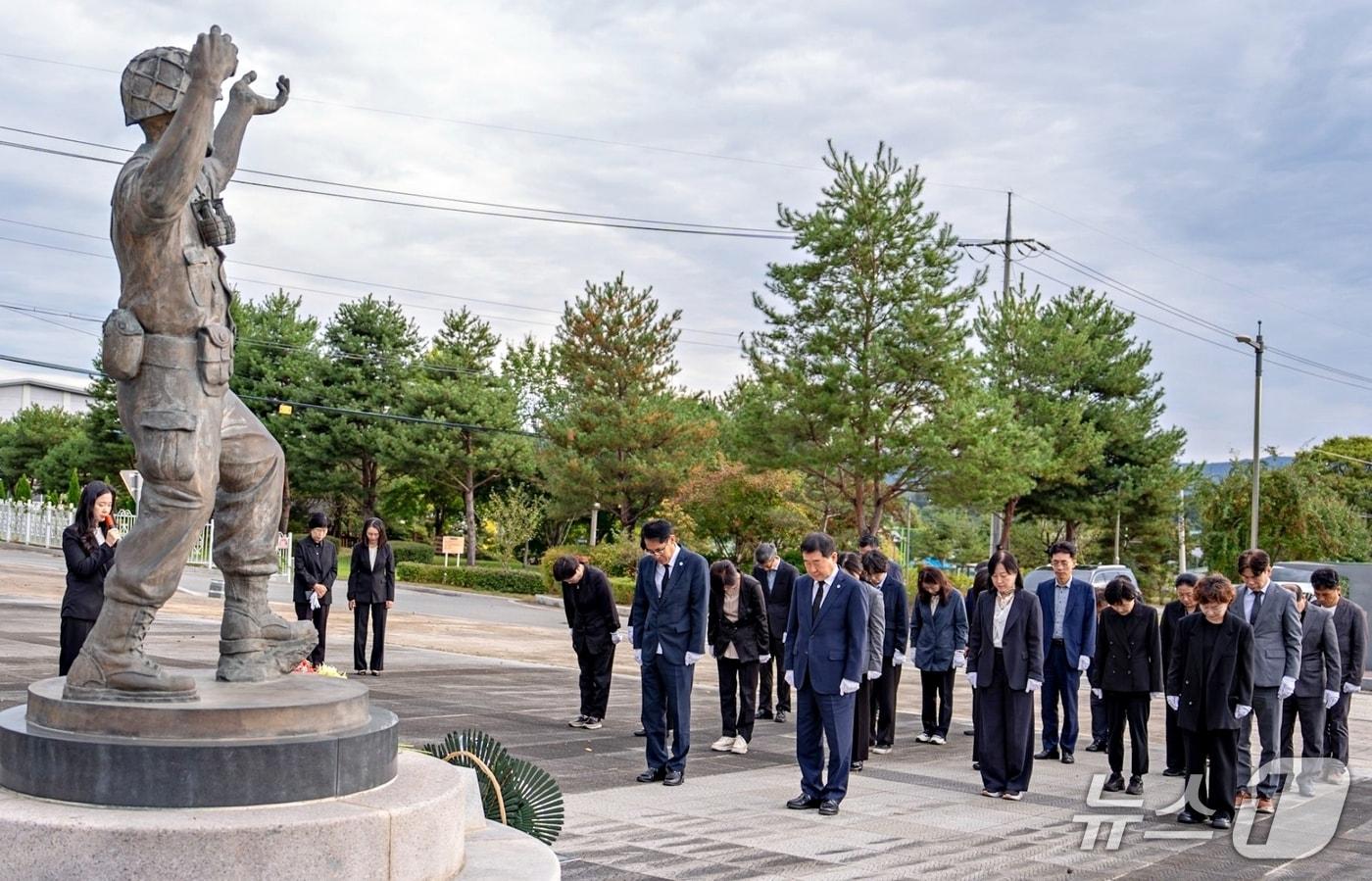 본문 이미지 - 국군의 날 연제근 공원 참배 모습.(증평군 제공. 재판매 및 DB 금지) 2026.10.1/뉴스1