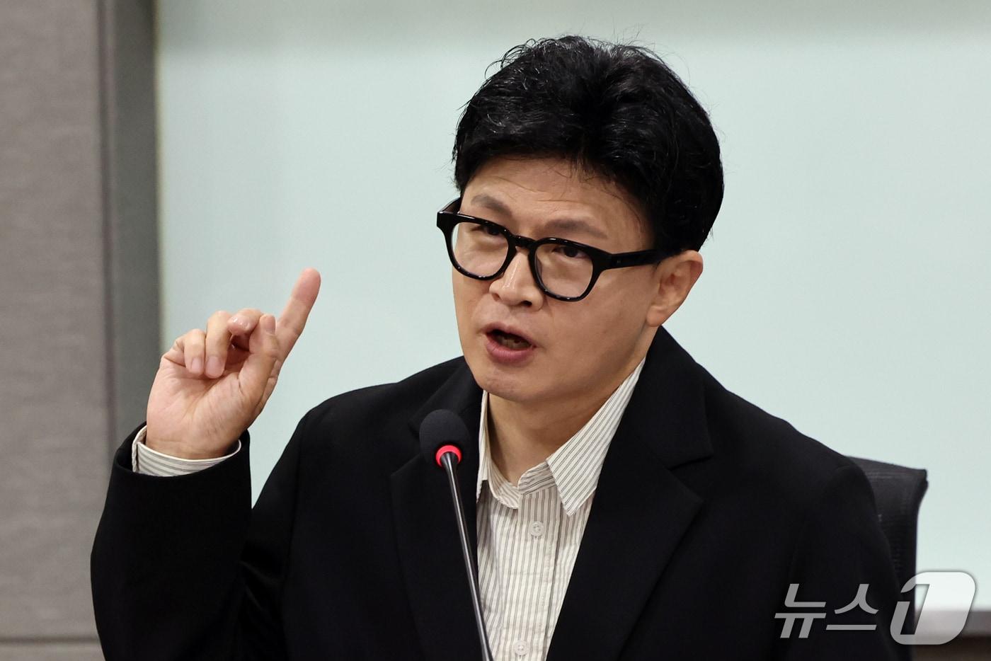 본문 이미지 - 한동훈 무소속 의원이 1일 오전 서울 여의도 국회 의원회관에서 열린 '개정 형사소송법 시행 D-1 토론회'에서 개회사를 하고 있다. 2026.10.1 ⓒ 뉴스1 황기선 기자