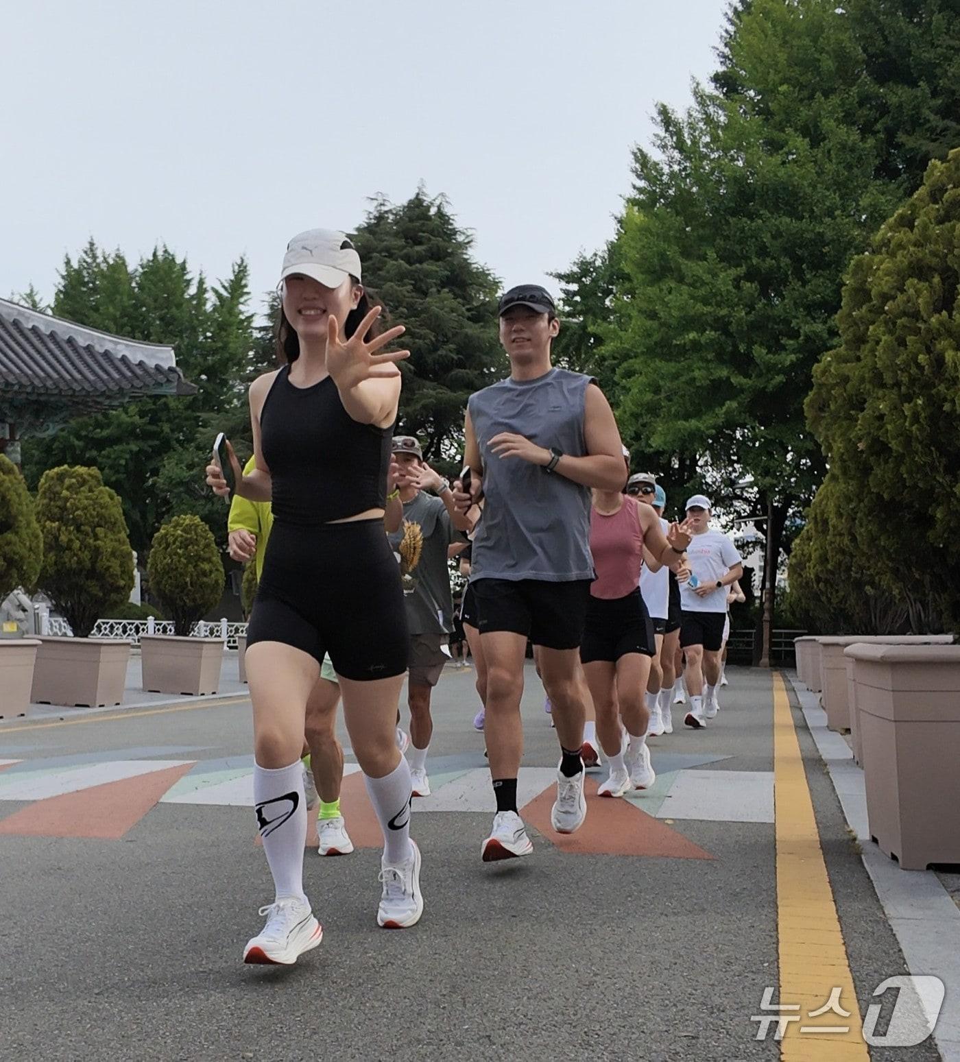 본문 이미지 - Morning Park Run: Run for Kids 참가자들이 용두산공원 일대를 달리고 있다.(부산관광공사 제공. 재판매 및 DB 금지)