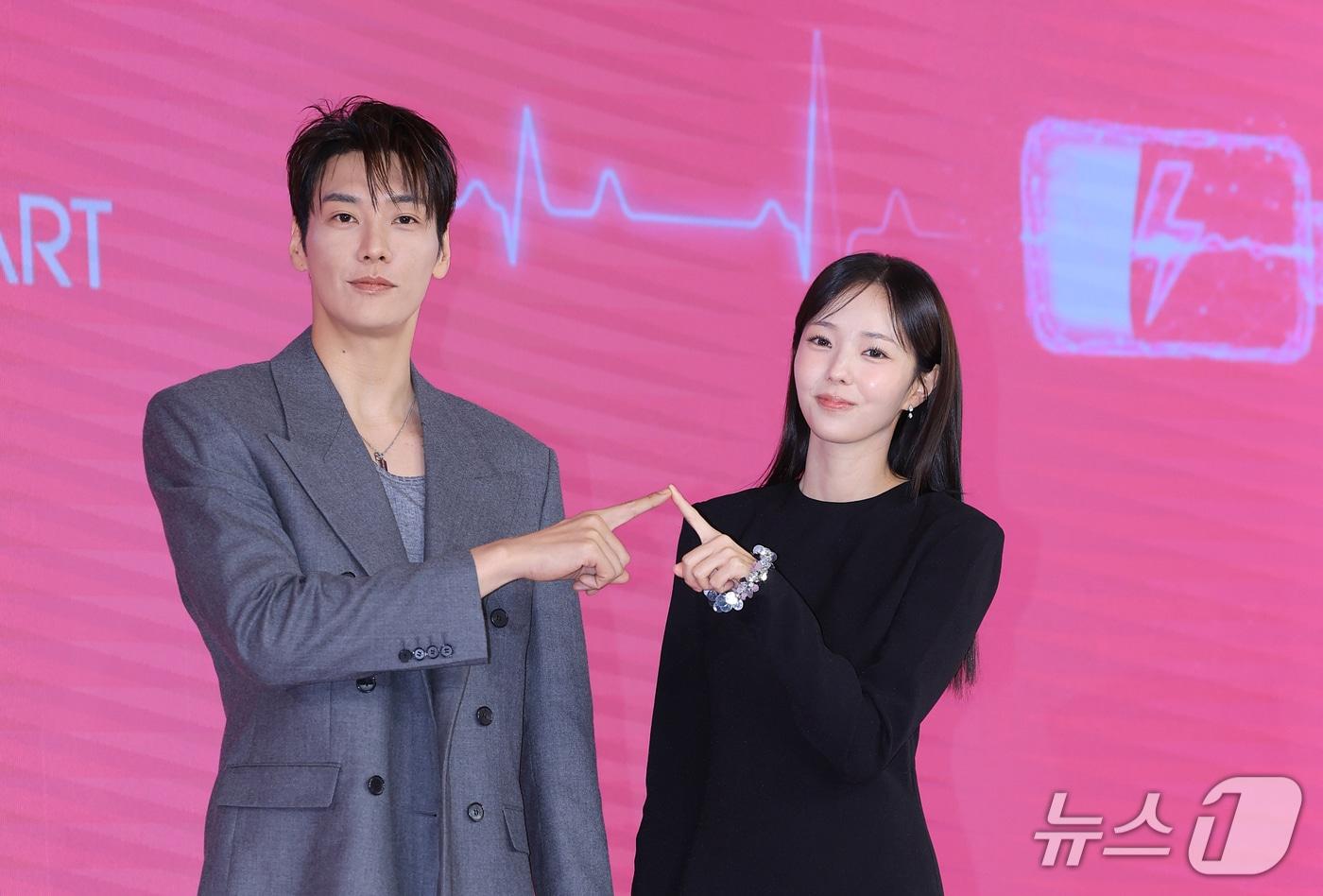 본문 이미지 - 배우 김영광과 채수빈(오른쪽)이 1일 서울 마포구 호텔 나루 서울 엠갤러리에서 열린 넷플릭스 시리즈 '나를 충전해줘' 제작발표회에서 포즈를 취하고 있다. '나를 충전해줘'는 인공 심장 배터리가 방전된 남자 백호랑과 전기 능력을 지닌 여자 나보배가 만나 펼치는 충전 빙자 로맨틱 코미디다. ⓒ 뉴스1 권현진 기자
