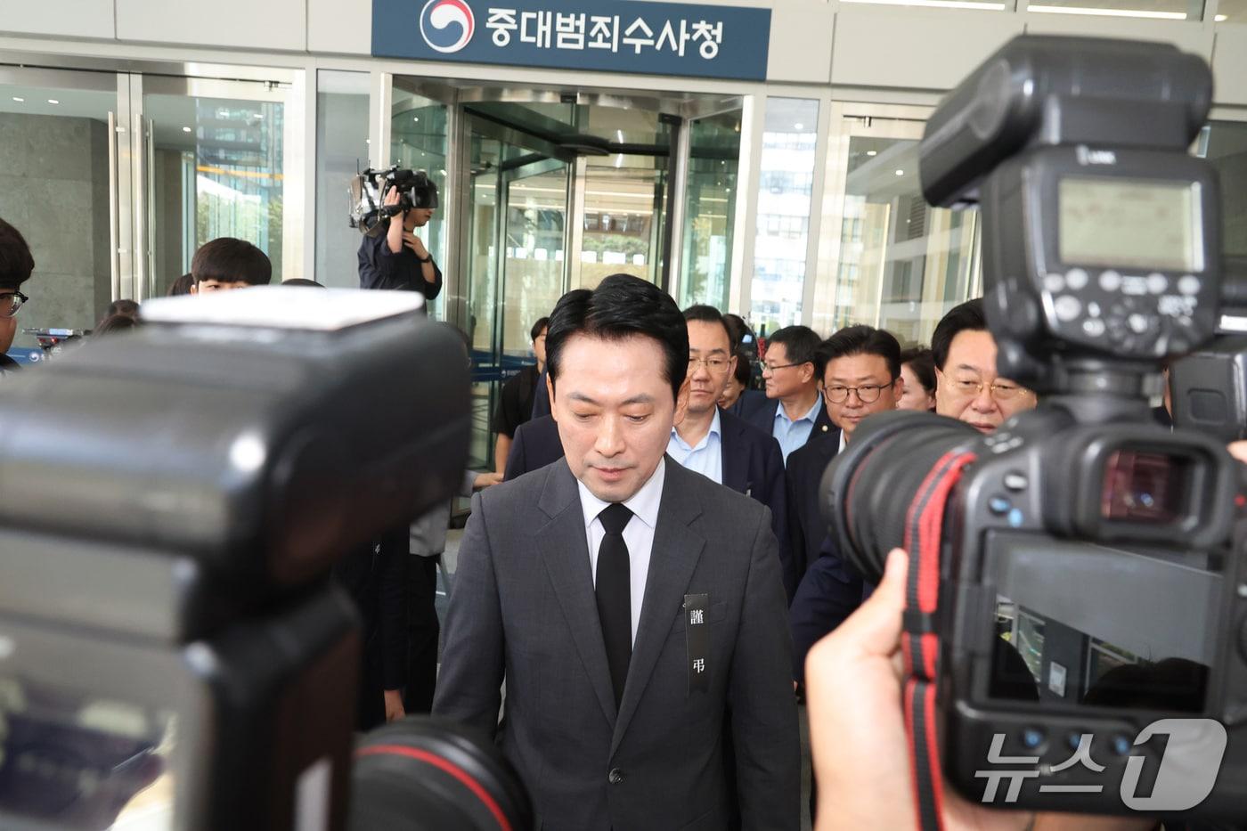 본문 이미지 - 장동혁 국민의힘 대표가 1일 서울 중구 중대범죄수사청 앞에서 열린 형사사법체계 파괴 규탄 현장 의원총회를 마친 후 중수청을 나서고 있다. 2026.10.1 ⓒ 뉴스1 신웅수 기자