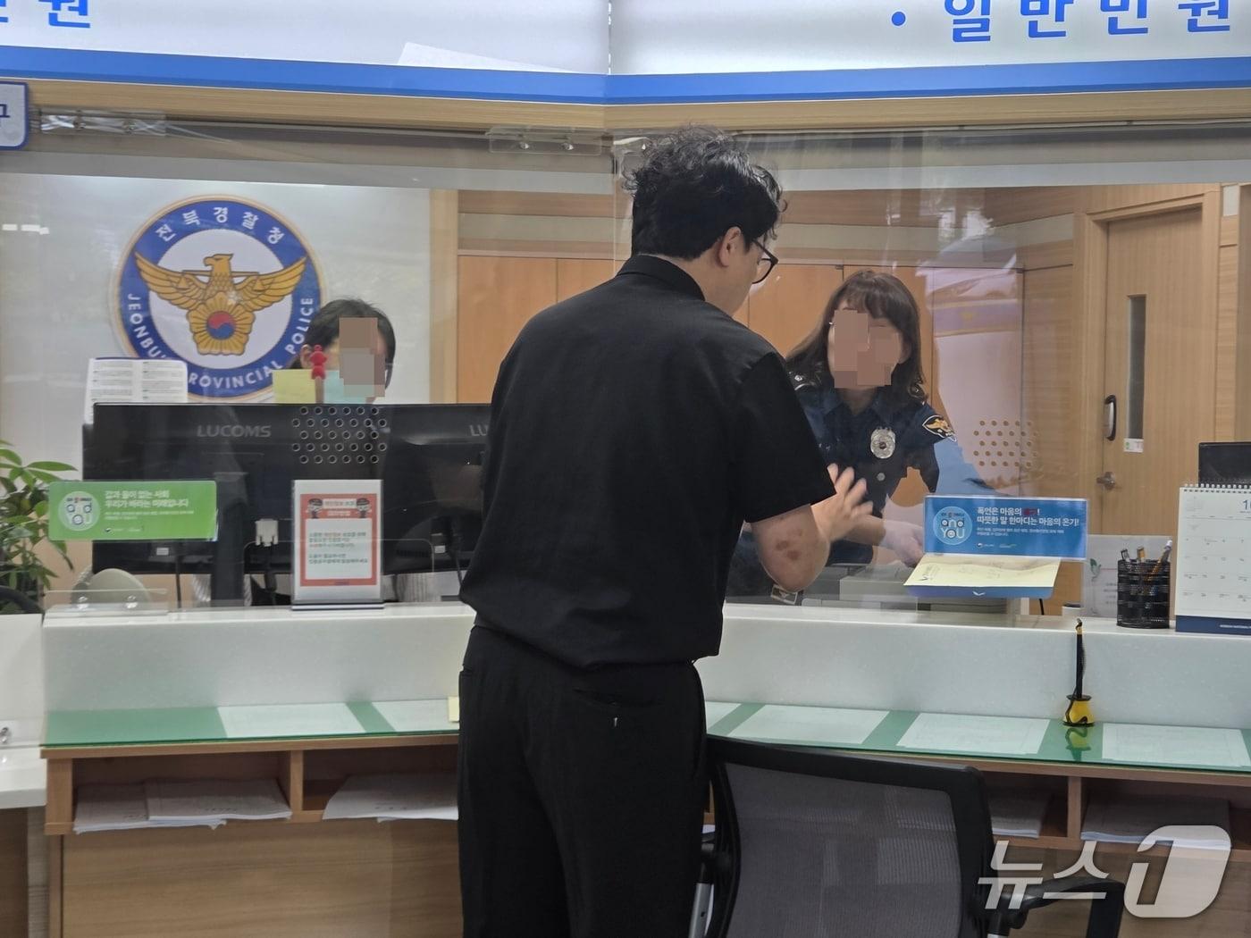 본문 이미지 - 고발장 접수하는 정재석 전북교사노조 위원장.2026.10.1/뉴스1 장수인 기자