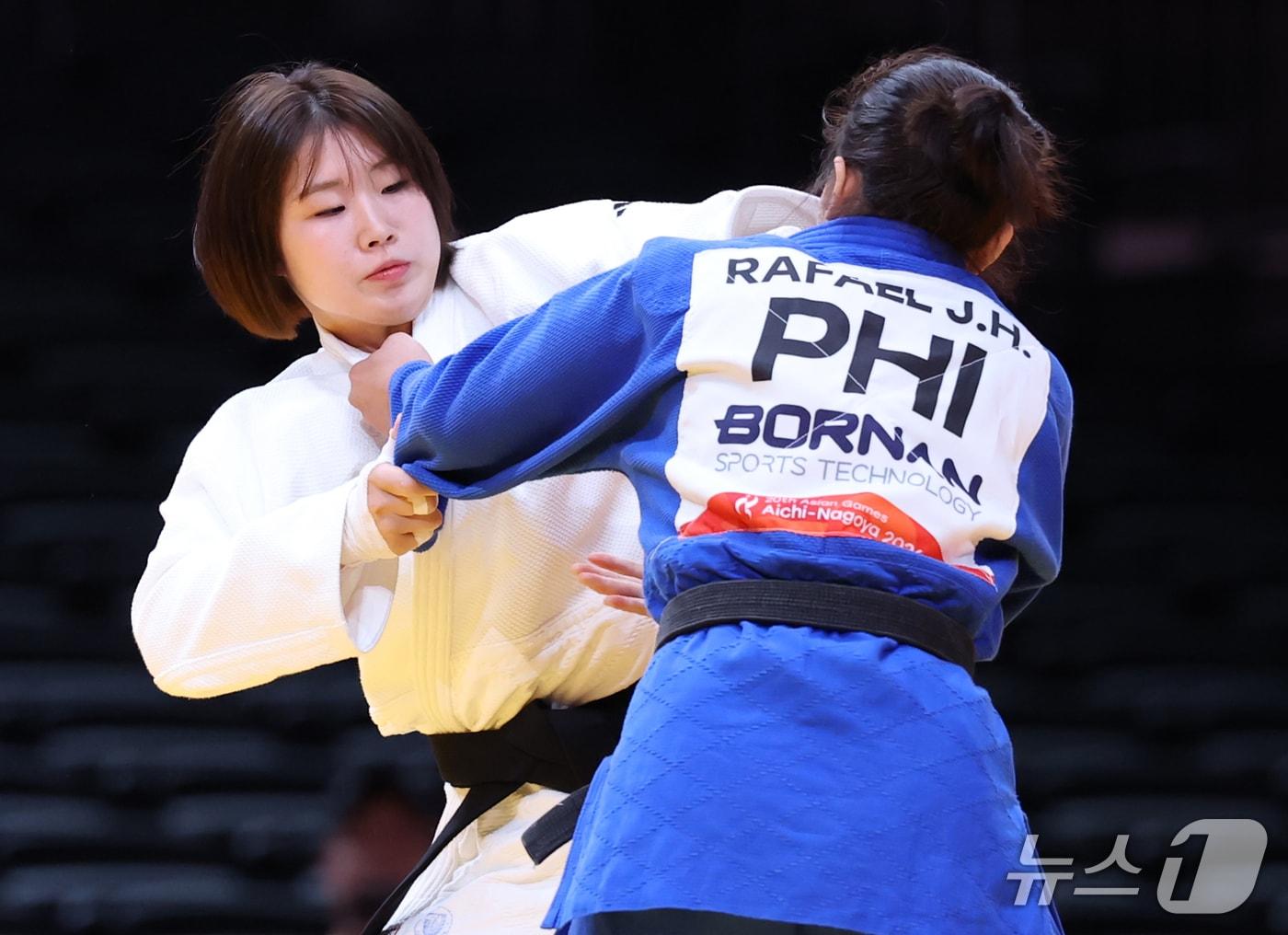 본문 이미지 - 대한민국 허미미가 1일 일본 아이치 인터내셔널 아레나에서 열린 2026 아이치·나고야 아시안게임 유도 여자 57kg급 16강전에서 필리핀 조에마리 허트 라파엘과 맞대결을 펼치고 있다. 2026.10.1 ⓒ 뉴스1 김민지 기자