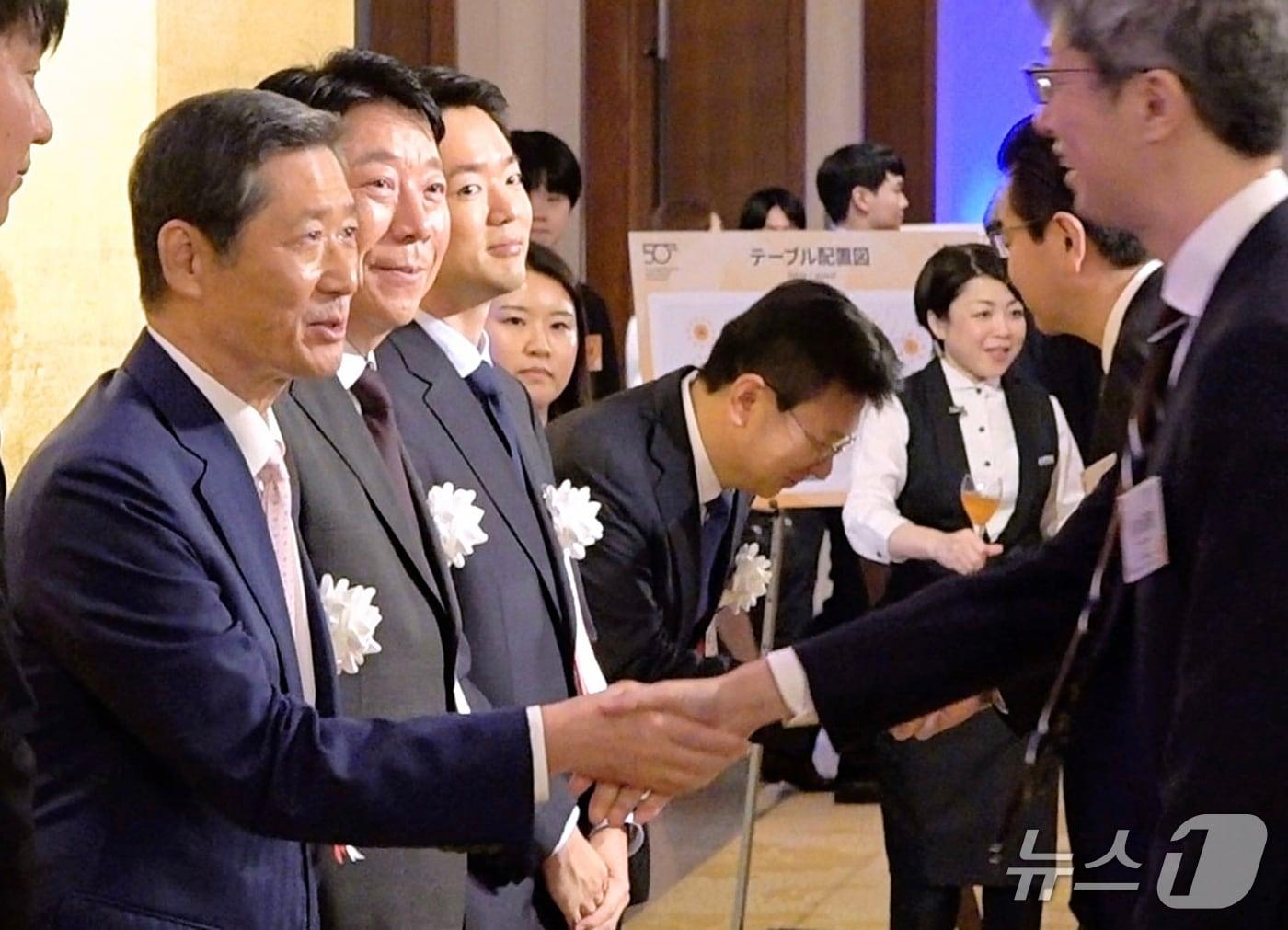 본문 이미지 - 지난달 30일 일본 도쿄에서 열린 현대해상화재보험 일본지사 설립 50주년 기념행사에서 정몽윤 회장이 내빈들을 맞이하고 있다. (왼쪽부터) 정 회장, 이석현 현대해상 대표이사, 정경선 현대해상 CSO/사진제공=현대해상