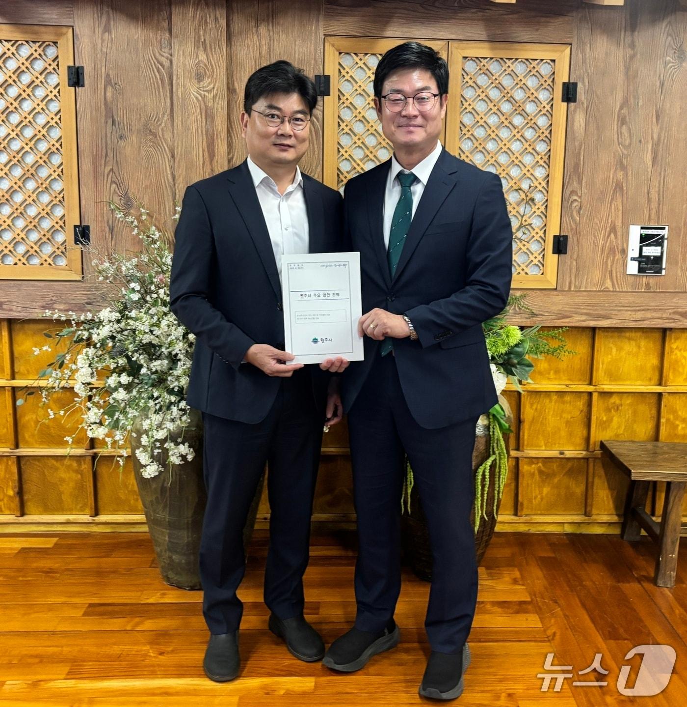 본문 이미지 - 구자열 강원 원주시장이 지난달 30일 서울 정부종합청사 일원에서 황순관 재정경제부 국고실장을 비롯한 재정경제부 관계자들과 간담회를 갖고 지역 숙원사업인 △원주교도소 부지 개방 및 시민광장 조성 △여주~원주 복선전철 건설 사업의 원활한 추진을 위한 정부의 지원을 요청했다. (원주시 제공. 재판매 및 DB금지) 2026.10.1/뉴스1