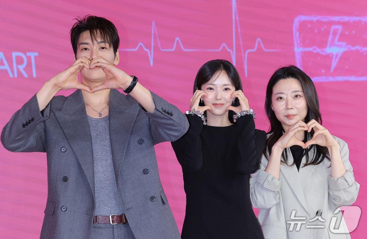 본문 이미지 - 배우 김영광(왼쪽부터)과 채수빈, 박수원 감독이 1일 서울 마포구 호텔 나루 서울 엠갤러리에서 열린 넷플릭스 시리즈 '나를 충전해줘' 제작발표회에서 포즈를 취하고 있다. '나를 충전해줘'는 인공 심장 배터리가 방전된 남자 백호랑과 전기 능력을 지닌 여자 나보배가 만나 펼치는 충전 빙자 로맨틱 코미디다. 2026.10.1 ⓒ 뉴스1 권현진 기자