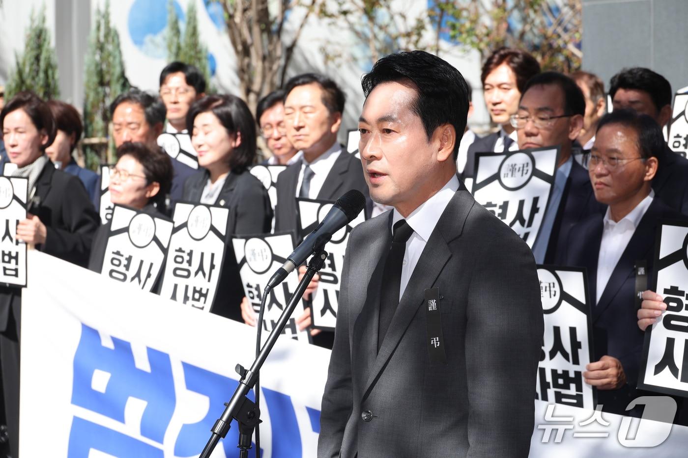 본문 이미지 - 장동혁 국민의힘 대표가 지난 1일 서울 중구 중대범죄수사청 앞에서 열린 형사사법체계 파괴 규탄 현장 의원총회에서 발언하고 있다. 2026.10.1 ⓒ 뉴스1 신웅수 기자