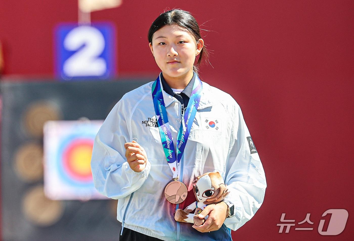 본문 이미지 - 대한민국 강연서가 1일 일본 오카자키 중앙종합공원 다목적광장에서 열린 2026 아이치·나고야 아시안게임 양궁 컴파운드 여자 개인전 시상식에서 동메달을 목에 건 채 우정반지를 손에 들고 기념촬영을 하고 있다. 2026.10.1 ⓒ 뉴스1 김도우 기자